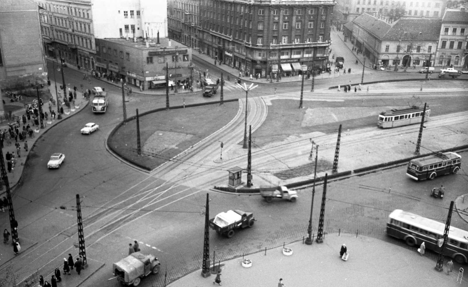 Magyarország, Budapest V.,Budapest IX.,Budapest VIII., kilátás a Kálvin térre a Múzeum körút és Kecskeméti utca sarkán álló épületből. A felvételsorozat forgalomszámláláshoz készült 15 óra 30 perckor, 10 mp felvételi időközzel., 1960, FŐMTERV, Domonkos Endre, Budapest, felülnézet, Fortepan #251259