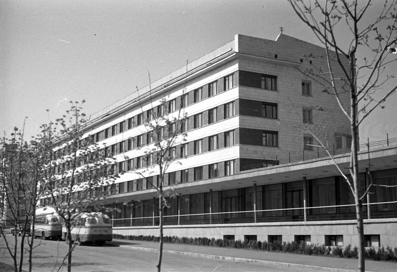 Ukraine, Kharkiv, Hotel National, Lenin sugárút 31. számú épület., 1965, Szánthó Zoltán, bus, Soviet brand, hotel, LAZ-brand, Fortepan #25126
