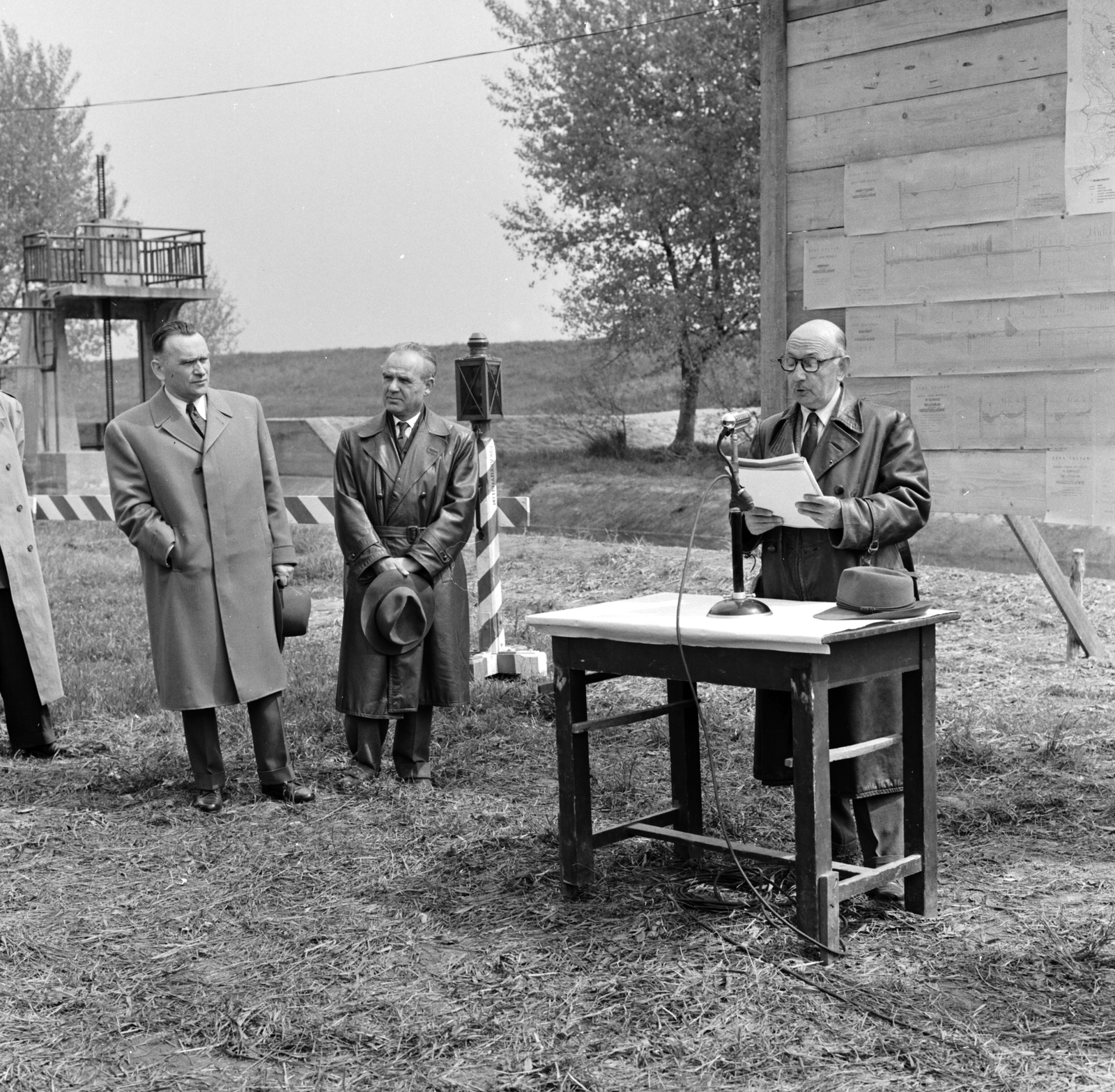 1960, FŐMTERV, Domonkos Endre, kalap kézben, bőrkabát, mikrofon, szónok, Fortepan #251265