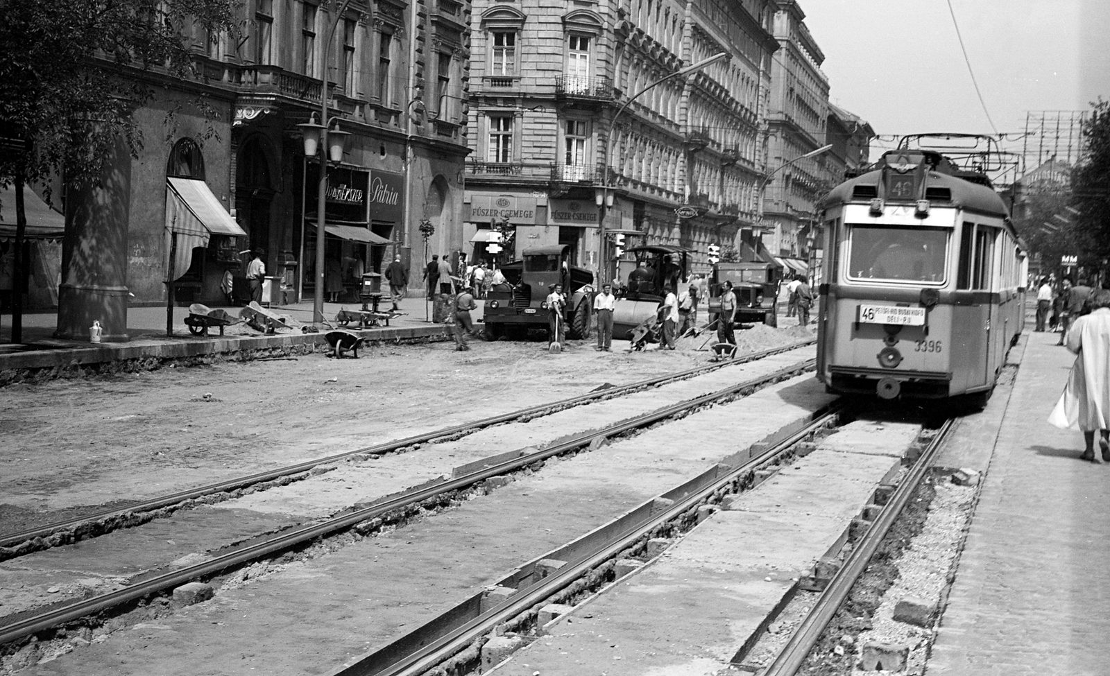 Magyarország, Budapest VII.,Budapest VI., Erzsébet Lenin) körút, villamosmegálló a Király (Majakovszkij) utcánál. A kereszteződésen túl a Teréz (Lenin) körút, távolabb az Oktogon (November 7. tér). A felvétel a Nagykörút Dohány utca - Oktogon (November 7. tér) közötti szakaszának átépítésekor készült., 1960, FŐMTERV, Domonkos Endre, Budapest, talicska, sínpálya, munkás, Fortepan #251267