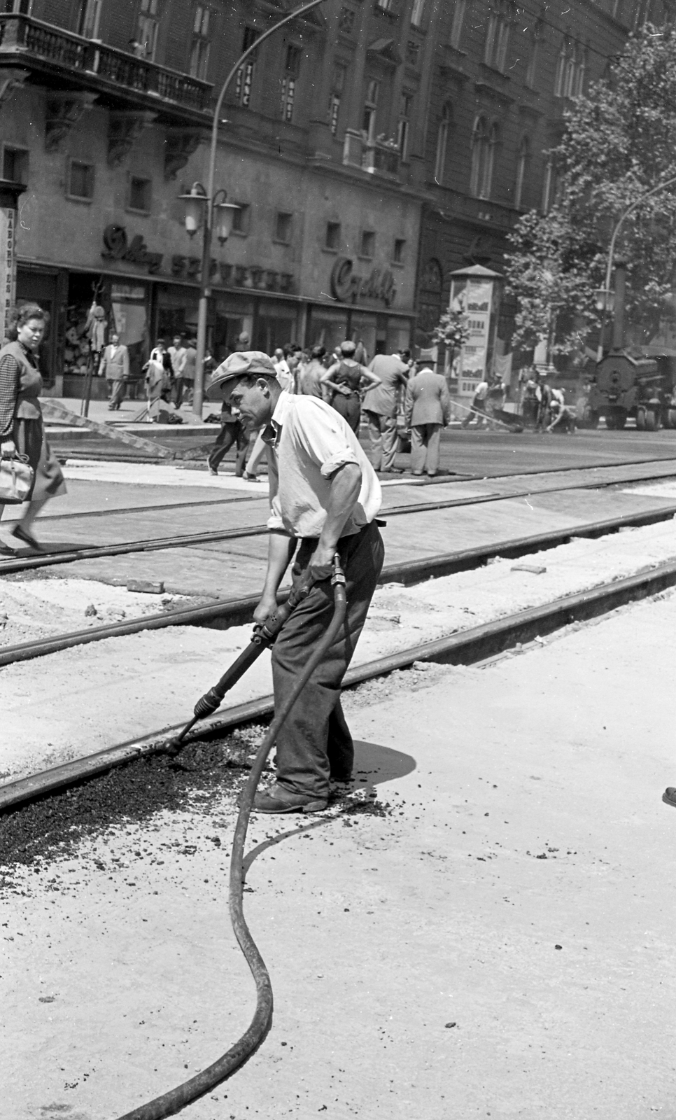 Magyarország, Budapest VI., háttérben a Teréz körút 6. (Lenin körút 64.) a Dohnányi Ernő (Szófia) utca sarkán álló ház látható. A felvétel a Nagykörút Dohány utca - Oktogon (November 7. tér) közötti szakaszának átépítésekor készült., 1960, FŐMTERV, Domonkos Endre, Budapest, munkás, szerszám, Fortepan #251269