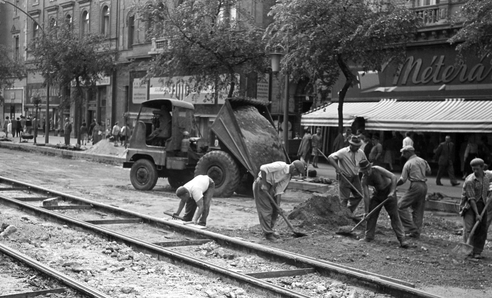 Magyarország, Budapest VII., Erzsébet (Lenin) körút, háttérben a 48., 50. és 52. számú házak. A felvétel a Nagykörút Dohány utca - Oktogon (November 7. tér) közötti szakaszának átépítésekor készült., 1960, FŐMTERV, Domonkos Endre, Budapest, munkás, lapát, Fortepan #251274