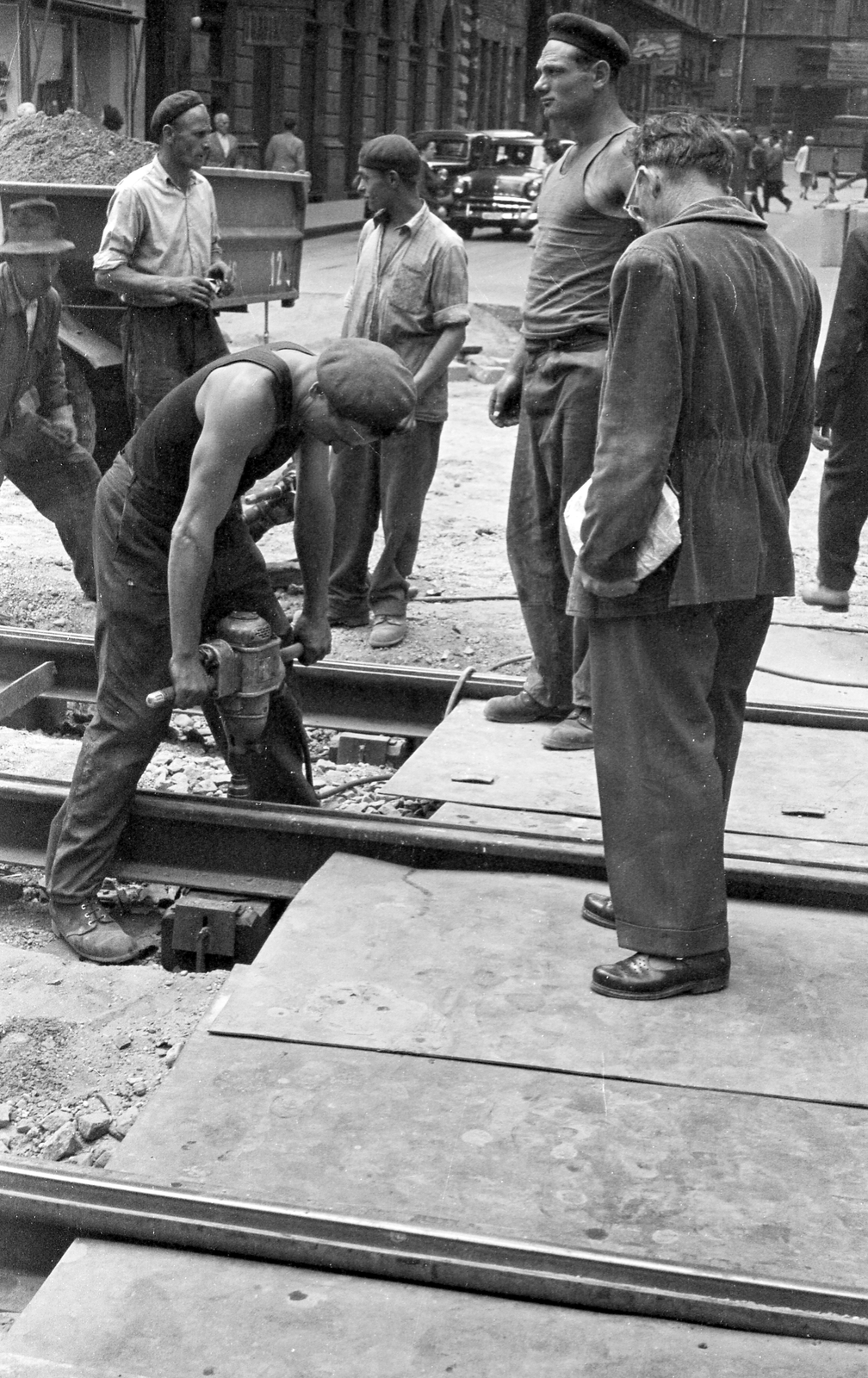 Magyarország, Budapest VI., Teréz (Lenin) körút, háttérben a Dohnányi Ernő (Szófia) utca torkolata. A felvétel a Nagykörút Dohány utca - Oktogon (November 7. tér) közötti szakaszának átépítésekor készült., 1960, FŐMTERV, Domonkos Endre, Budapest, munkás, Fortepan #251277