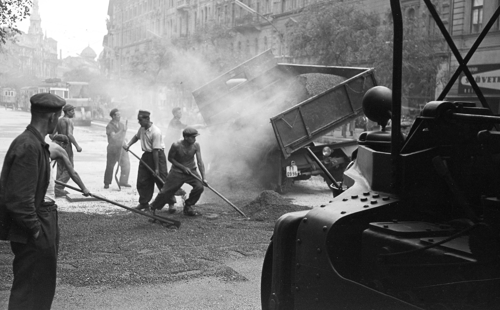 Magyarország, Budapest VII., Erzsébet (Lenin) körút a New York palota felé nézve. A felvétel a Nagykörút Dohány utca - Oktogon (November 7. tér) közötti szakaszának átépítésekor készült., 1960, FŐMTERV, Domonkos Endre, Budapest, aszfaltozás, Fortepan #251278