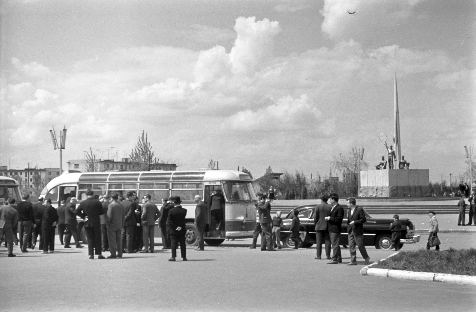 Ukrajna, Szlobozsanszke, (ekkor Komszomolszkij), Bölcs Jaroszláv utca, szemben az Erőmű mérnökök emlékműve., 1965, Szánthó Zoltán, autóbusz, szovjet gyártmány, LAZ-márka, Fortepan #25128