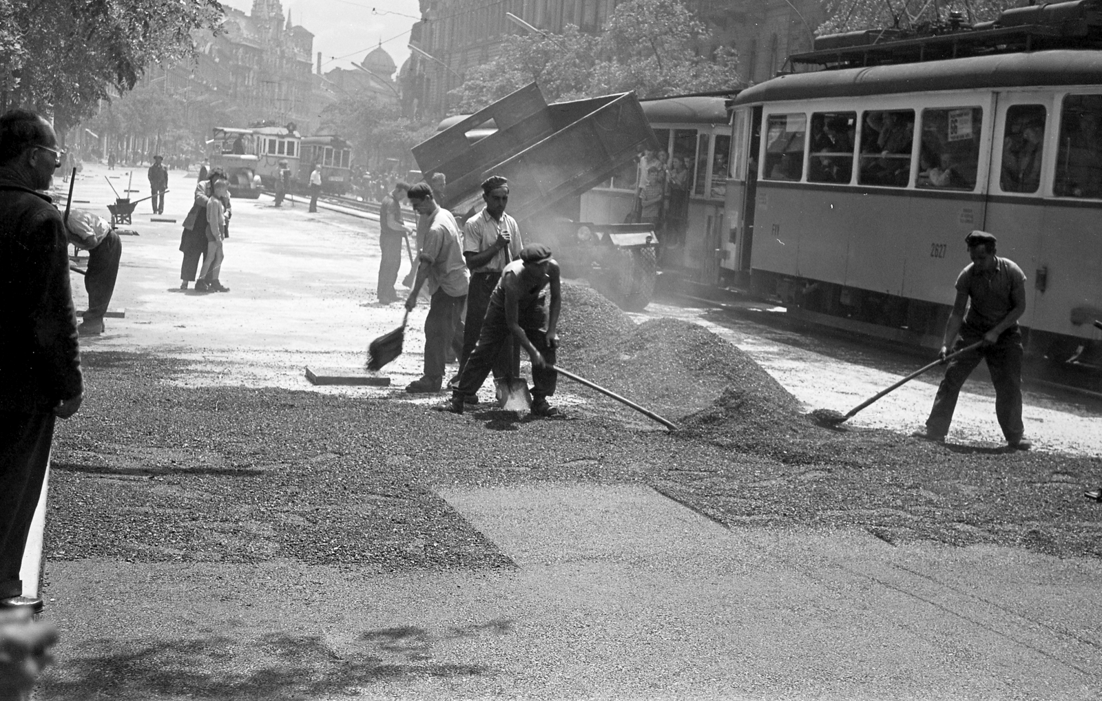 Magyarország, Budapest VII., Erzsébet (Lenin) körút a New York palota felé nézve. A felvétel a Nagykörút Dohány utca - Oktogon (November 7. tér) közötti szakaszának átépítésekor készült., 1960, FŐMTERV, Domonkos Endre, Budapest, aszfaltozás, Fortepan #251280