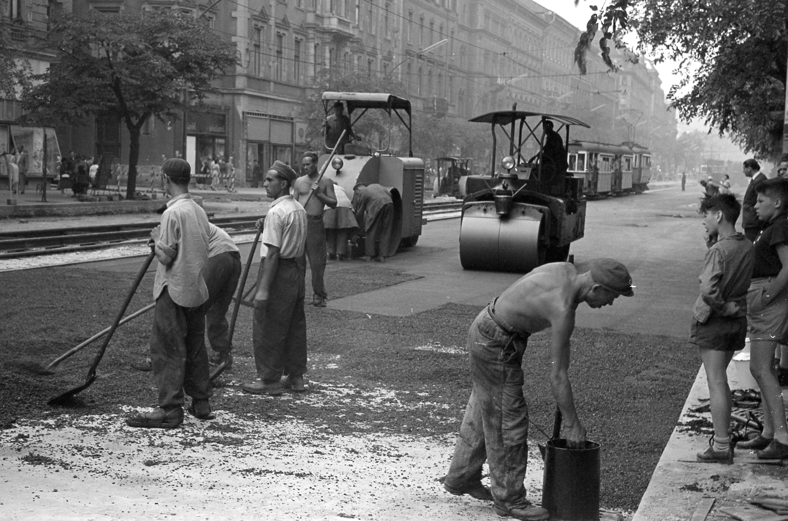 Hungary, Budapest VII., Erzsébet (Lenin) körút, szemben a Dob utca - Király (Majakovszkij) utca közötti házsor látható. A felvétel a Nagykörút Dohány utca - Oktogon (November 7. tér) közötti szakaszának átépítésekor készült., 1960, FŐMTERV, Budapest, road roller, paving, Fortepan #251281