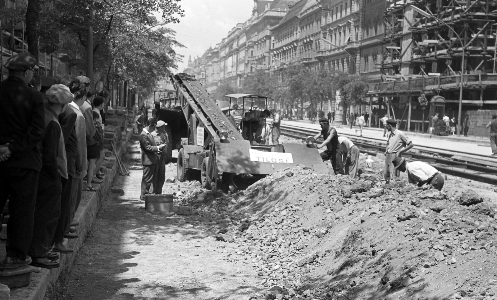 Magyarország, Budapest VII., Erzsébet (Lenin) körút a Wesselényi utcától a Király (Majakovszkij) utca felé nézve, jobbra az épülő Madách színház. A felvétel a Nagykörút Dohány utca - Oktogon (November 7. tér) közötti szakaszának átépítésekor készült., 1960, FŐMTERV, Domonkos Endre, Budapest, bámészkodás, szállítószalag, Fortepan #251282