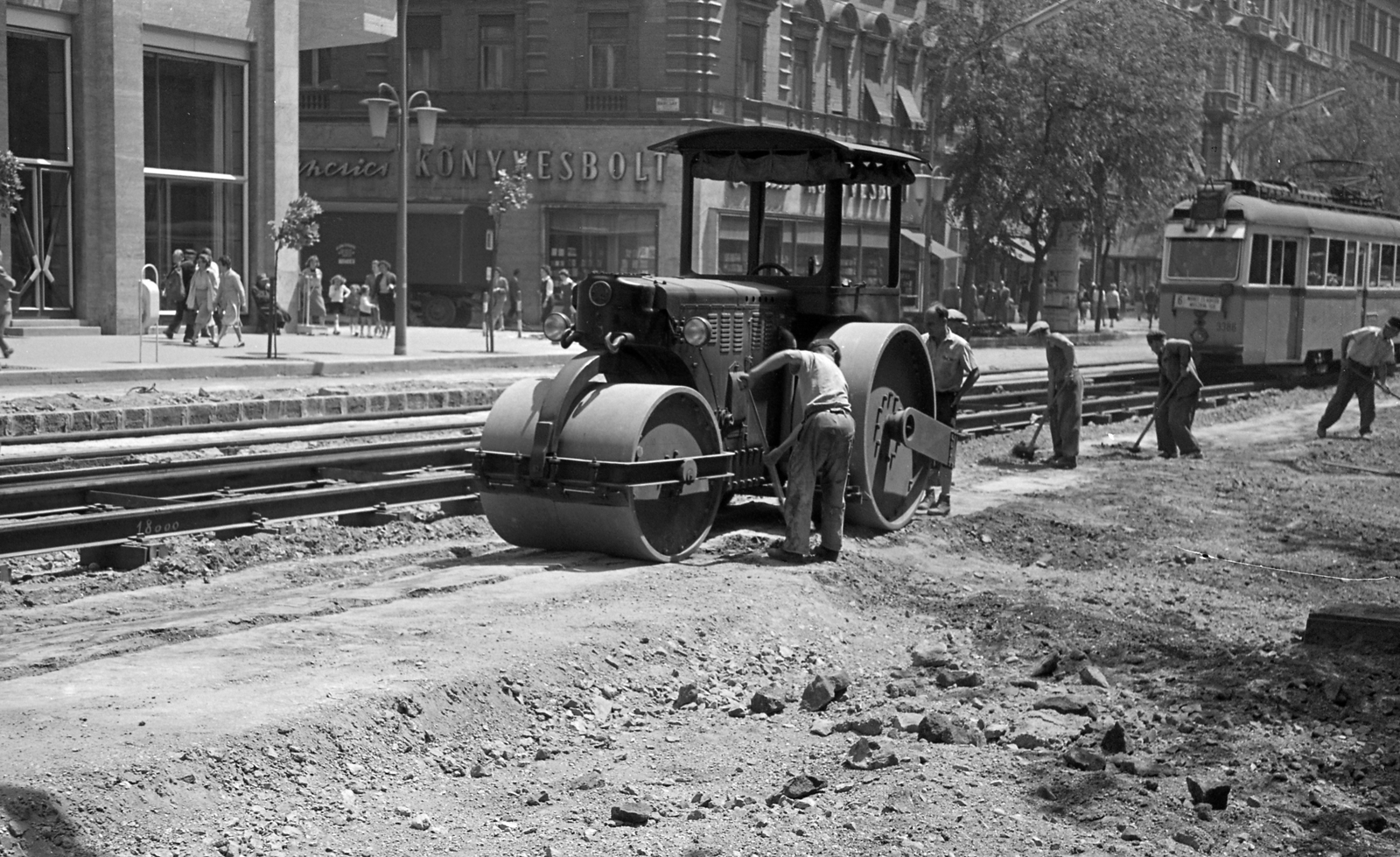 Magyarország, Budapest VII., Erzsébet (Lenin) körút, háttérben szemben a Barcsay utca torkolata. A felvétel a Nagykörút Dohány utca - Oktogon (November 7. tér) közötti szakaszának átépítésekor készült., 1960, FŐMTERV, Domonkos Endre, Budapest, könyvesbolt, úthenger, Fortepan #251283