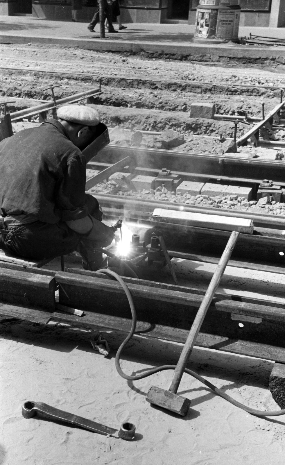 Magyarország, Budapest VII., Erzsébet (Lenin) körút. A felvétel a Nagykörút Dohány utca - Oktogon (November 7. tér) közötti szakaszának átépítésekor készült., 1960, FŐMTERV, Domonkos Endre, Budapest, szerszám, hegesztés, Fortepan #251284