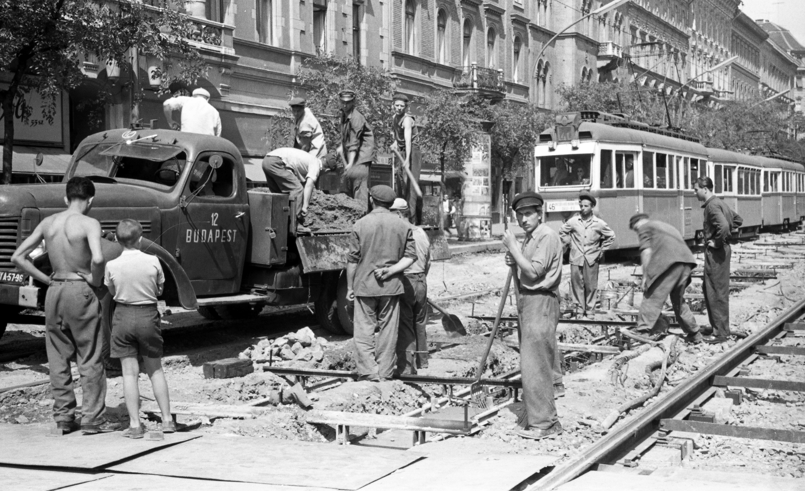 Magyarország, Budapest VII., az Erzsébet (Lenin) körút Dob utca - Király (Majakovszkij) utca közötti szakasza. A felvétel a Nagykörút Dohány utca - Oktogon (November 7. tér) közötti szakaszának átépítésekor készült., 1960, FŐMTERV, Domonkos Endre, Budapest, munkás, kíváncsiság, teherautó, Zisz-150, Fortepan #251286