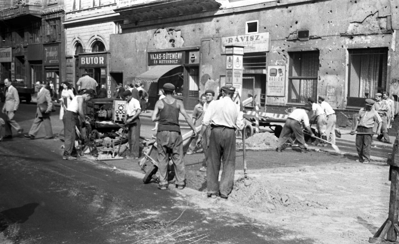 Magyarország, Budapest VII., Király (Majakovszkij) utca az Erzsébet (Lenin) körút felől a Hársfa utca irányába nézve. A felvétel a Nagykörút Dohány utca - Oktogon (November 7. tér) közötti szakaszának átépítésekor készült., 1960, FŐMTERV, Domonkos Endre, Budapest, munkás, golyónyom, Vajas Sütemények Boltja, Bútorbolt, Rádió és Villamossági Szolgálat Szövetkezet, Fortepan #251289