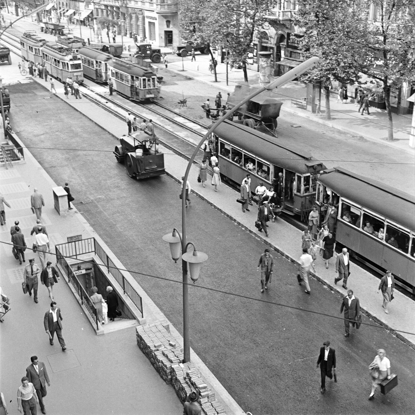 Hungary, Budapest VI., Teréz (Lenin) körút, villamosmegálló a Király (Majakovszkij) utcánál, szemben a Szófia utca sarkán álló ház látható. A felvétel a Nagykörút Dohány utca - Oktogon (November 7. tér) közötti szakaszának átépítésekor készült., 1960, FŐMTERV, Budapest, tram, road roller, public toilet, machine, Fortepan #251292