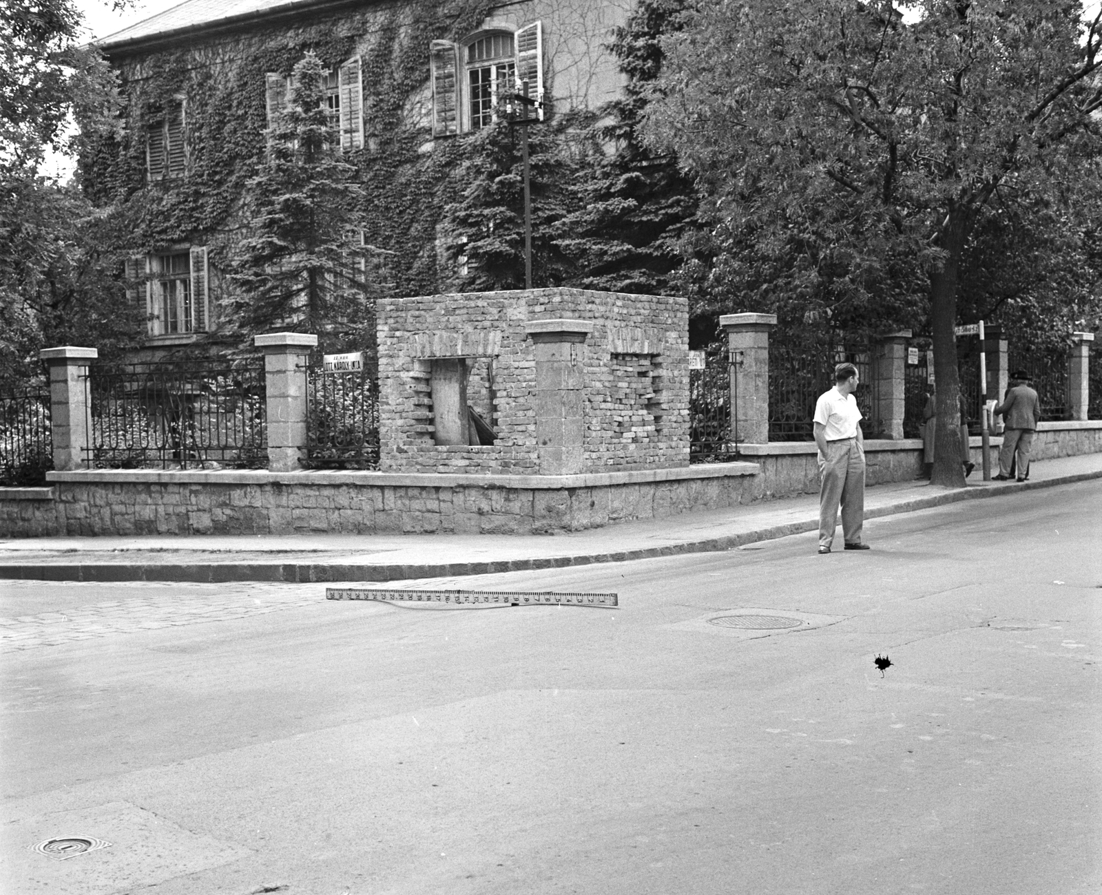 Magyarország, Budapest II., Pasaréti út, balra a Lotz Károly utca torkolata. Felfagyott, kikátyúsodott útszakasz felmérése., 1960, FŐMTERV, Domonkos Endre, Budapest, útkereszteződés, Fortepan #251295