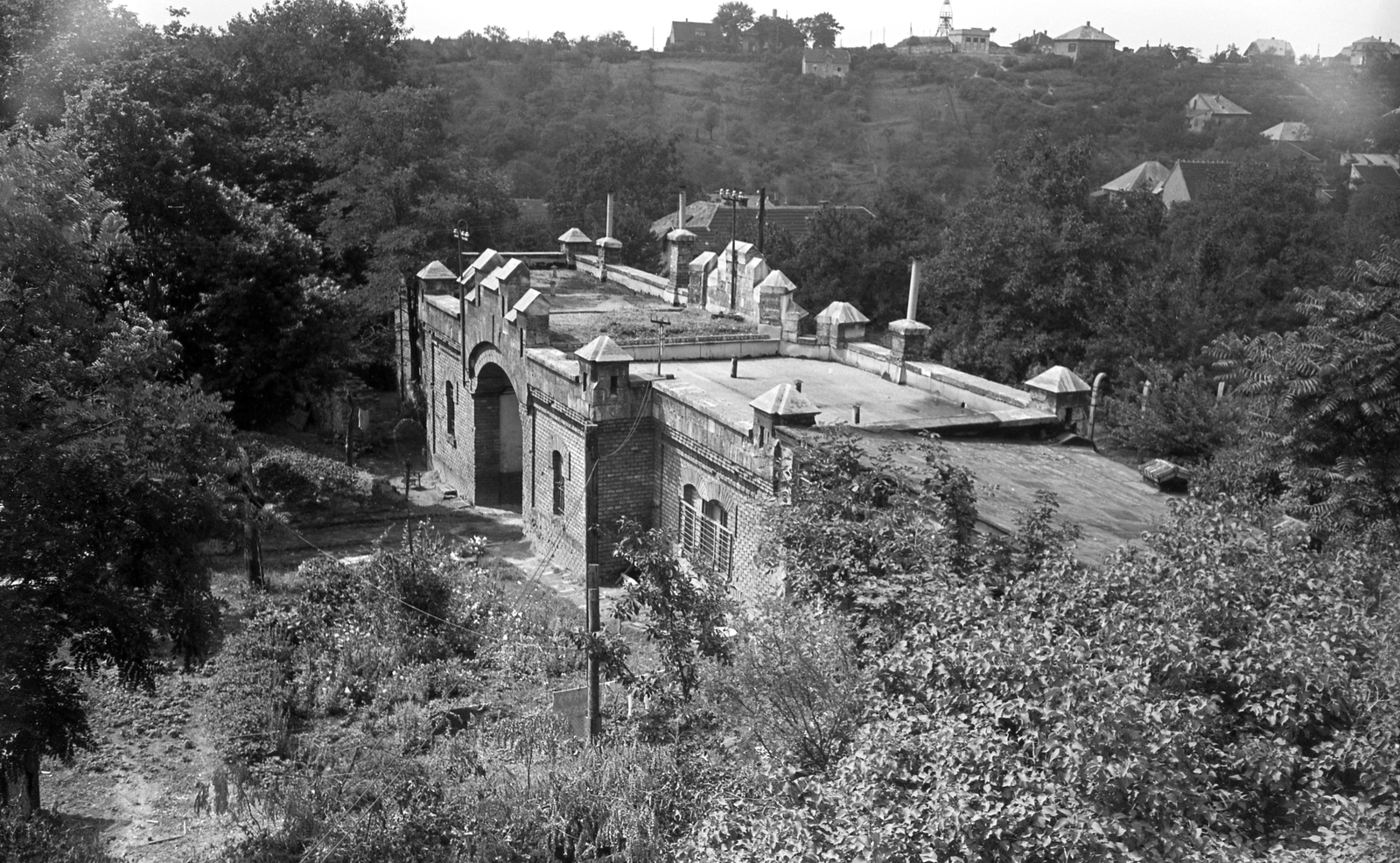 Magyarország, Budapest XXII., Budafok, a Törley-kastély kertje, kapu a Sarló utca felől. Ekkor itt működött a Központi Sugárbiológiai Kutató Intézet., 1960, FŐMTERV, Domonkos Endre, Budapest, látkép, Fortepan #251307