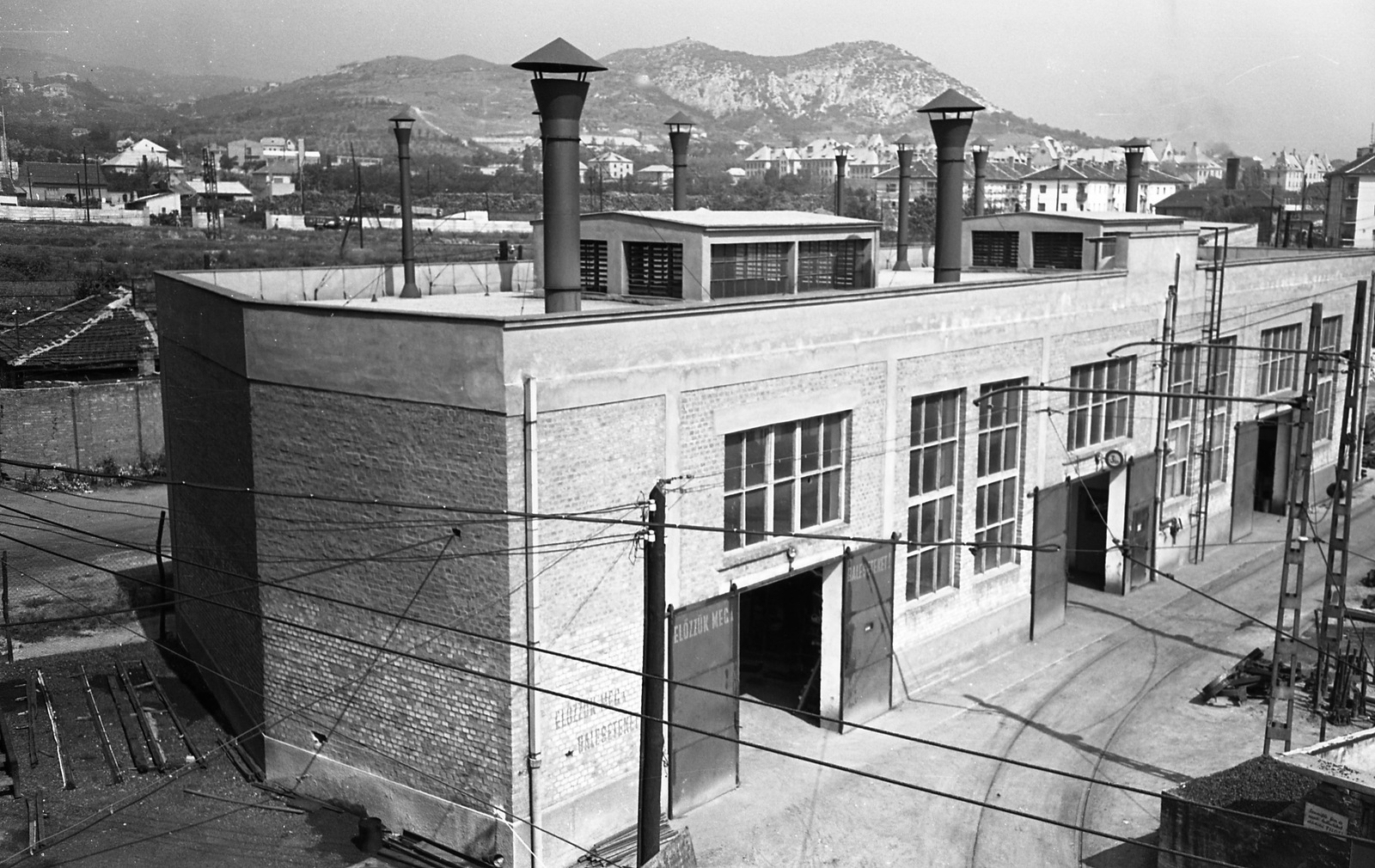 Magyarország, Budapest XI., Bartók Béla út 135., a Füzesi Árpád Főműhely lakatosműhelye. Távolban a Sas-hegy látszik., 1960, FŐMTERV, Domonkos Endre, Budapest, remíz, Fortepan #251310