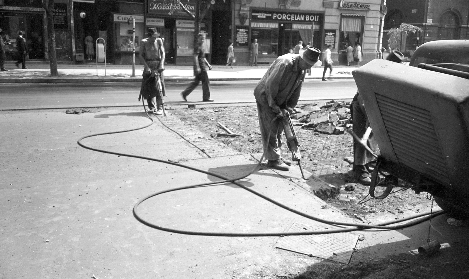 Hungary, Budapest VI., Andrássy út (Népköztársaság útja), a háttérben szemben a 27. számú ház, jobbra a Hajós utca. A felvétel az Andrássy út (Népköztársaság útja) Bajcsy-Zsilinszky út és az Oktogon (November 7. tér) közötti szakaszának 1960. nyarán történt átépítésekor készült., 1960, FŐMTERV, Budapest, pneumatic drill, Fortepan #251314