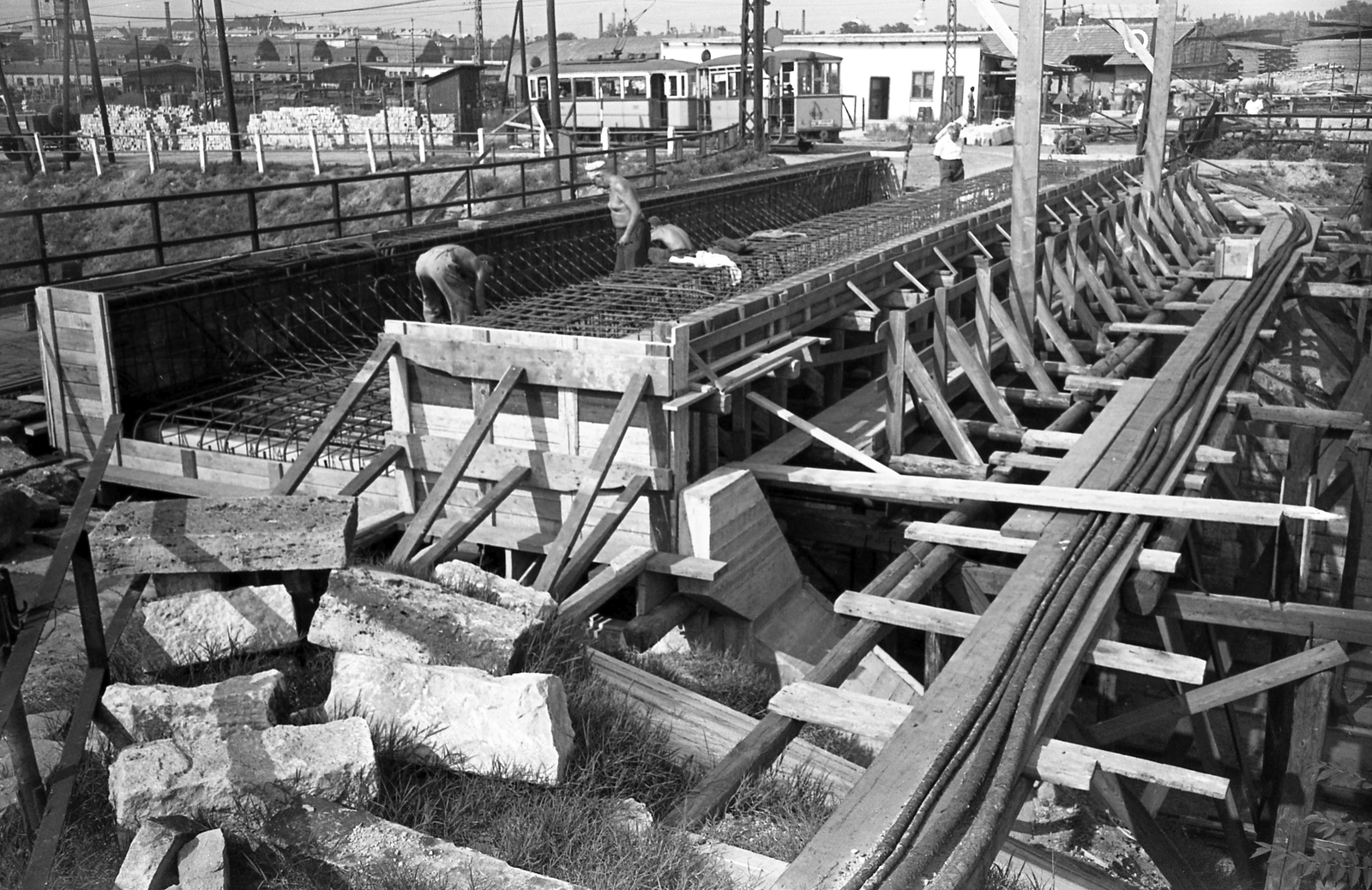 Magyarország, Budapest IX., hídépítés a Mester utca felett a Fék (Markusovszky) utcánál, a Gubacsi út - Könyves Kálmán körút közötti villamos vonalszakaszán., 1960, FŐMTERV, Domonkos Endre, Budapest, vasbeton, Fortepan #251319