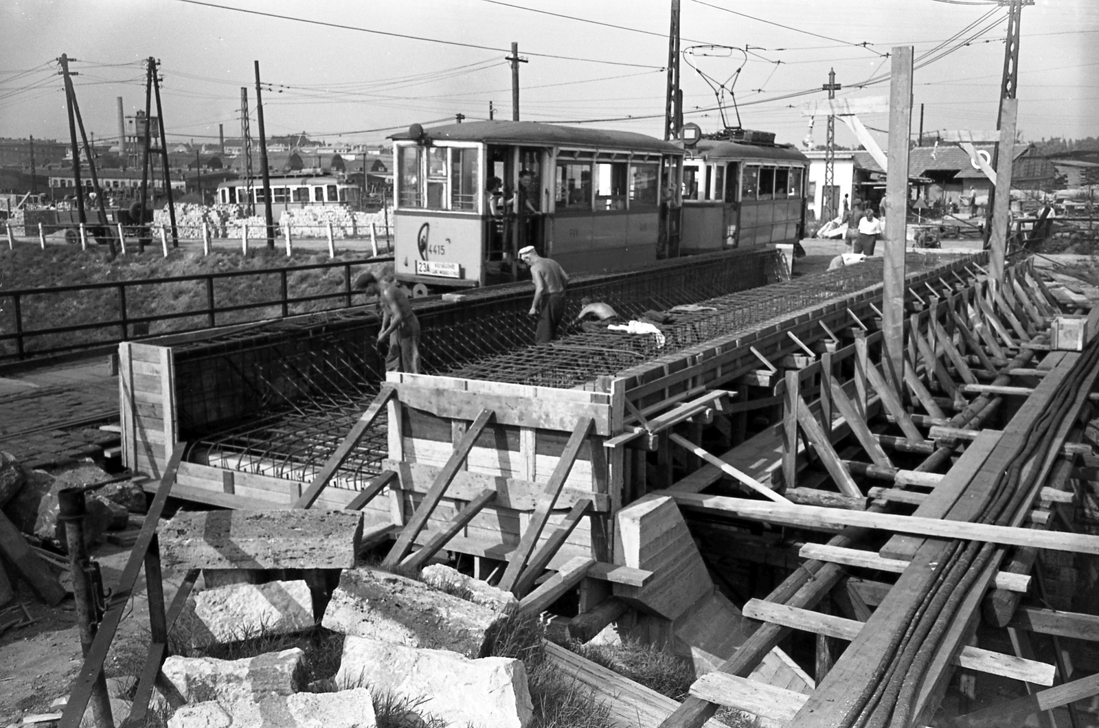 Magyarország, Budapest IX., hídépítés a Mester utca felett a Fék (Markusovszky) utcánál, a Gubacsi út - Könyves Kálmán körút közötti villamos vonalszakaszán., 1960, FŐMTERV, Domonkos Endre, Budapest, villamos, Fortepan #251320