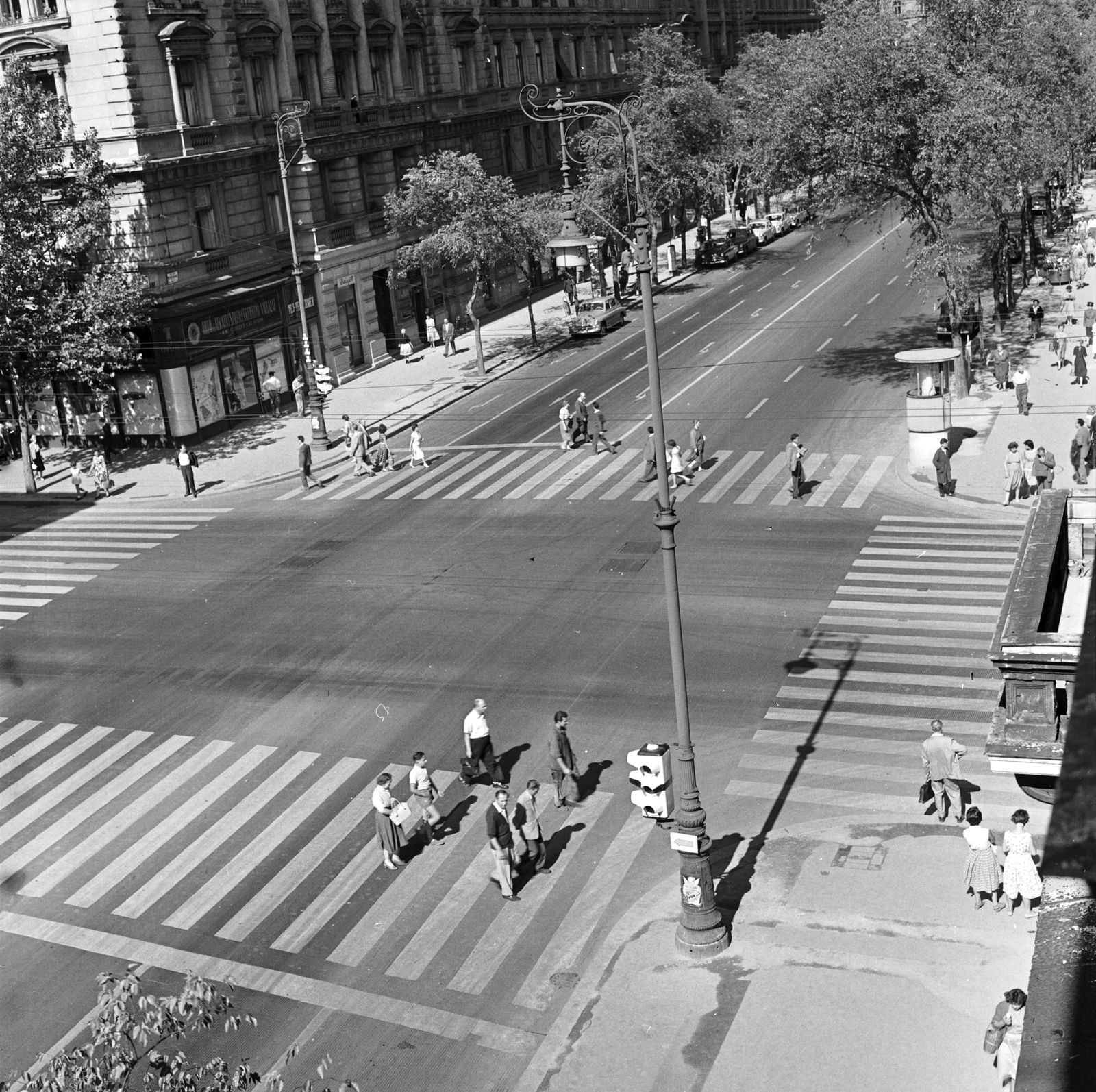 Magyarország, Budapest VI., az Andrássy út (Népköztársaság útja) és a Nagymező utca kereszteződése az Oktogon (November 7. tér) felé nézve. A felvétel az Andrássy út (Népköztársaság útja) Bajcsy-Zsilinszky út és az Oktogon (November 7. tér) közötti szakaszának 1960. nyarán történt átépítése során készült., 1960, FŐMTERV, Domonkos Endre, Budapest, gyalogátkelő, rendőrkalitka, Fortepan #251323