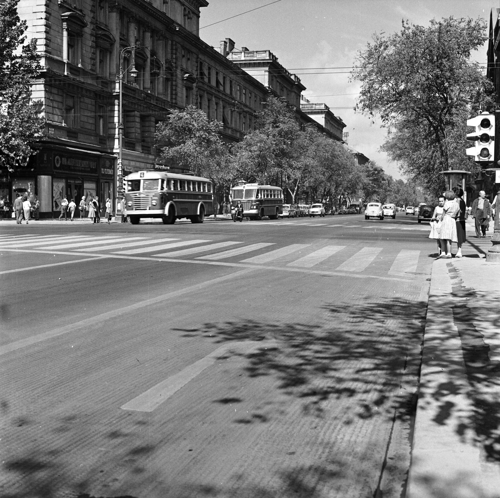 Hungary, Budapest VI., az Andrássy út (Népköztársaság útja) a Nagymező utcától az Oktogon (November 7. tér) felé nézve. A felvétel az Andrássy út (Népköztársaság útja) Bajcsy-Zsilinszky út és az Oktogon (November 7. tér) közötti szakaszának 1960. nyarán történt átépítése során készült., 1960, FŐMTERV, Budapest, street view, Fortepan #251324