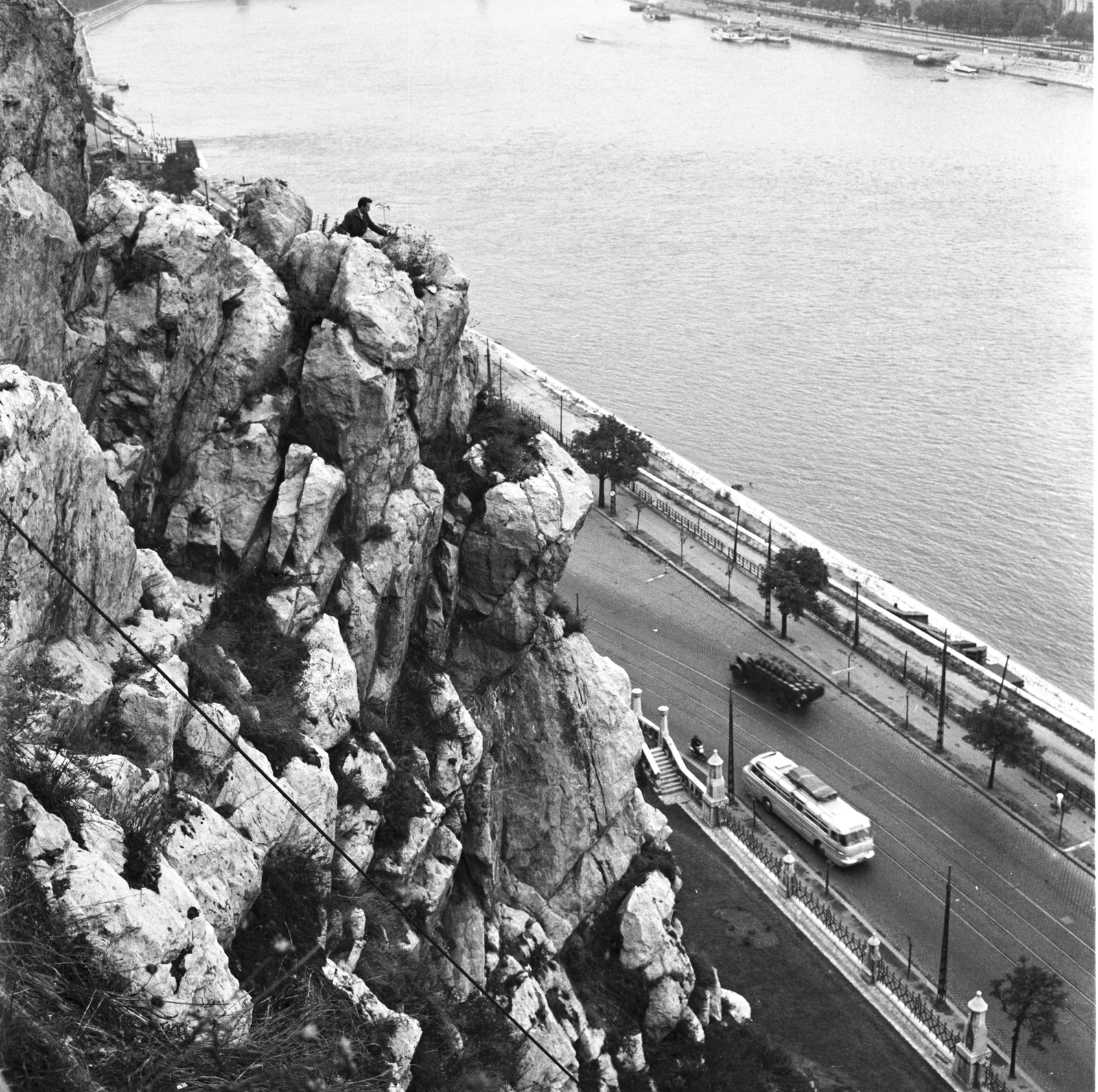 Magyarország, Budapest XI., kilátás a Dunára, a felvétel a Gellért-hegy meglazult szikláinak megerősítésekor készült., 1960, FŐMTERV, Domonkos Endre, Ikarus 55, Budapest, Fortepan #251328