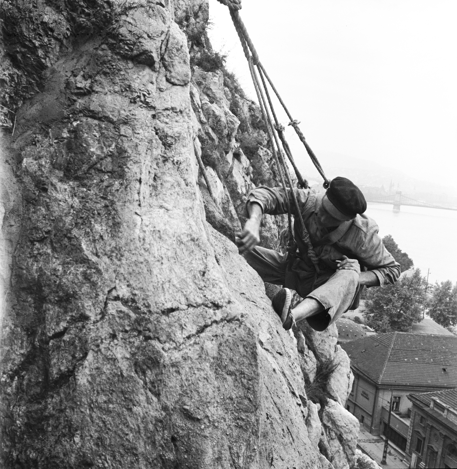 Hungary, Budapest XI., szakember vizsgálja a Gellért-hegy meglazult szikláit, hogy előkészítsék a betonozással való megerősítést. Rálátás a Rudas fürdőre., 1960, FŐMTERV, Best of, Budapest, Fortepan #251329