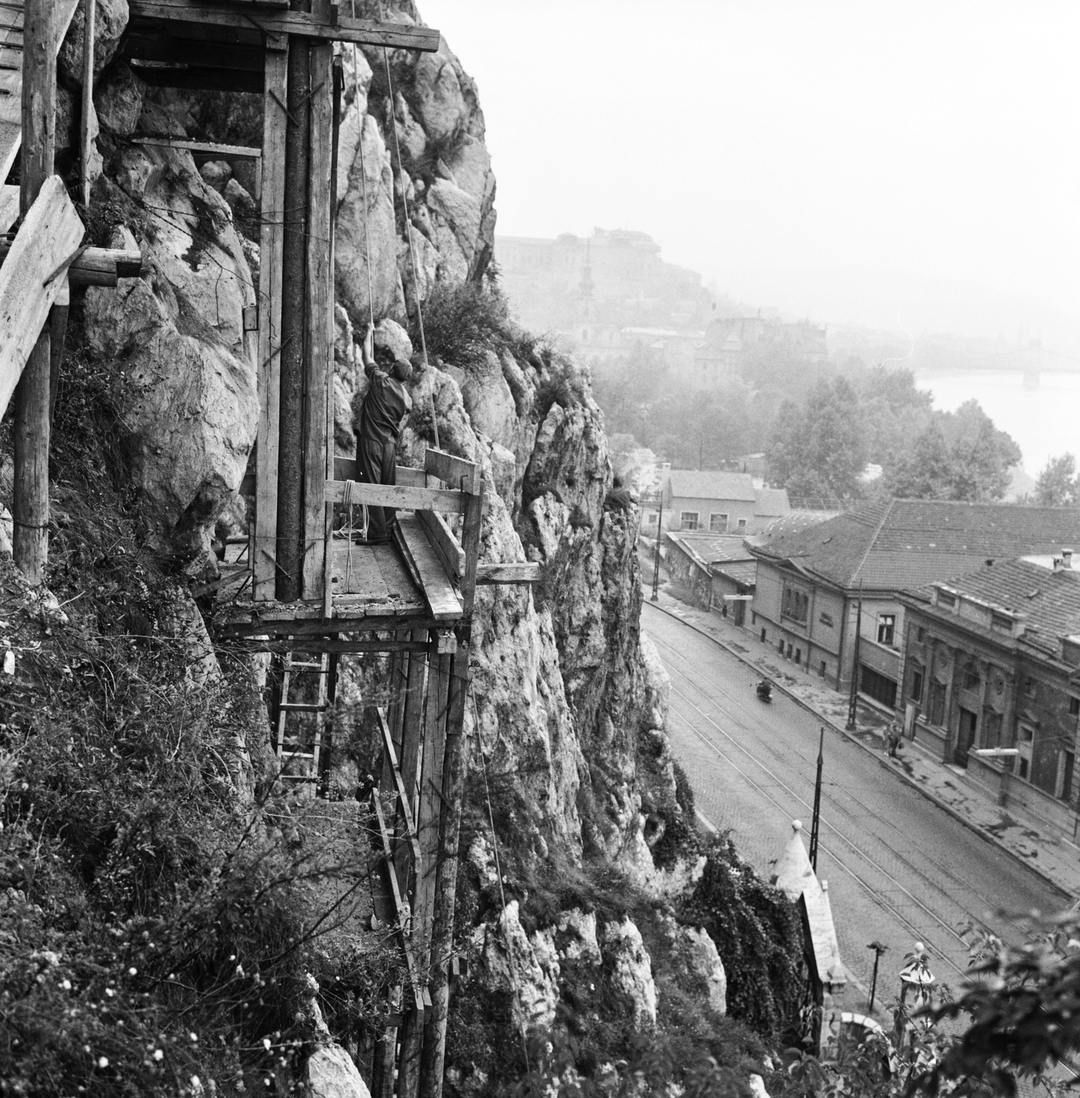 Magyarország, Budapest XI., a felvétel a Gellért-hegy meglazult szikláinak megerősítésekor készült. Rálátás a Rudas fürdőre., 1960, FŐMTERV, Domonkos Endre, Budapest, állvány, Fortepan #251333