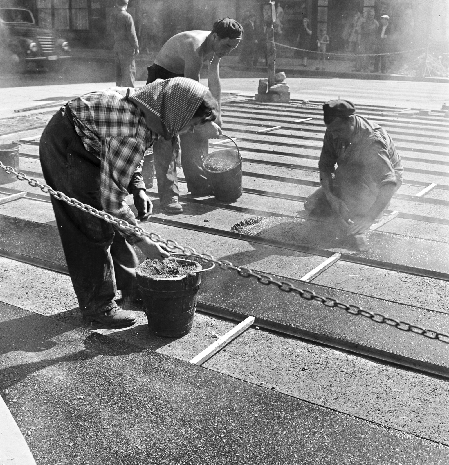 Hungary, Budapest VI., A felvétel az Andrássy út (Népköztársaság útja) Bajcsy-Zsilinszky út és az Oktogon (November 7. tér) közötti szakaszának 1960. nyarán történt átépítése során készült., 1960, FŐMTERV, Best of, Budapest, crosswalk, working woman, worker, Fortepan #251334