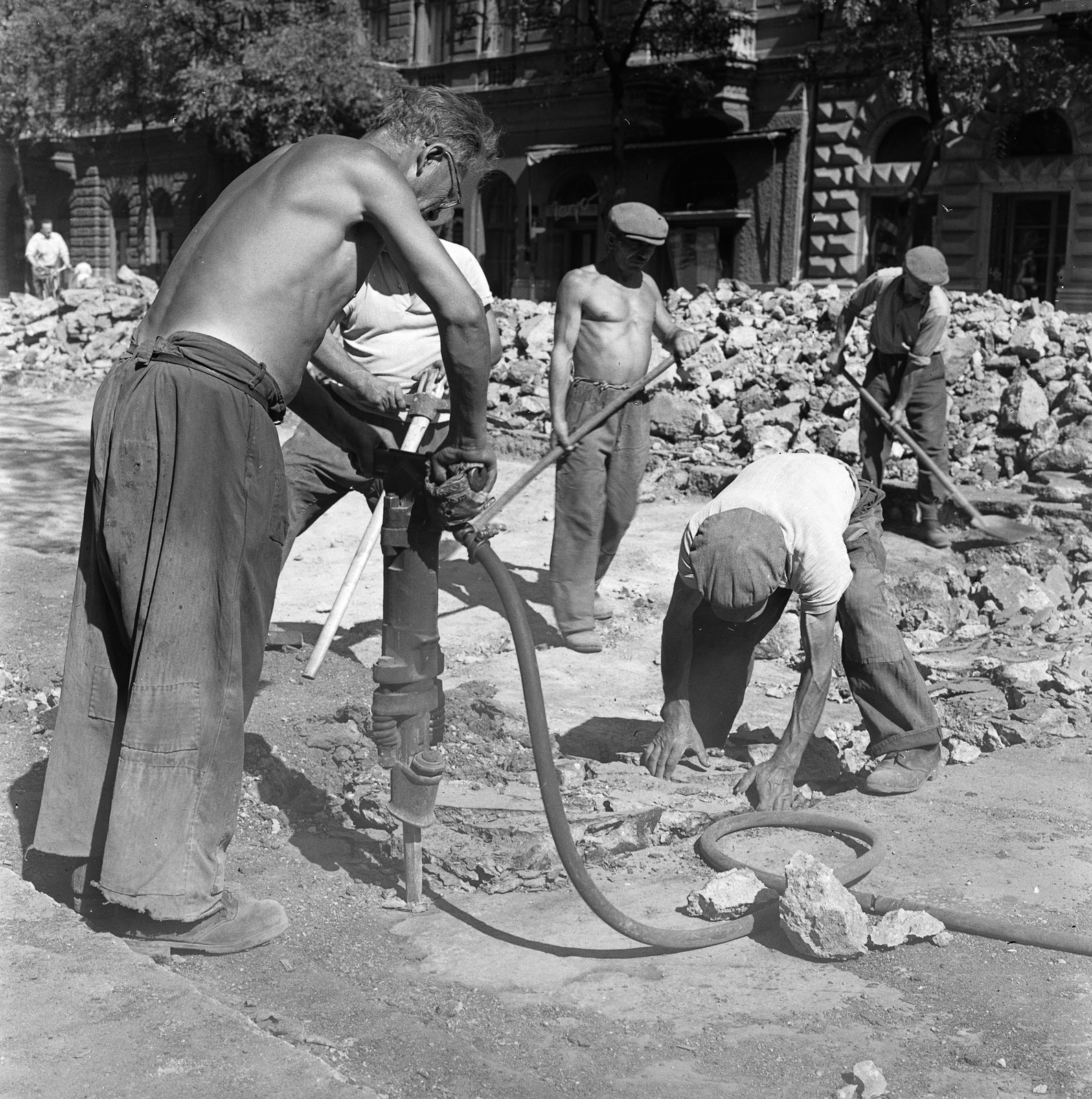 Magyarország, Budapest VI., az Andrássy út (Népköztársaság útja), szemben a 19. (Negro eszpresszó) és a 17. számú ház. A felvétel az Andrássy út (Népköztársaság útja) Bajcsy-Zsilinszky út és az Oktogon (November 7. tér) közötti szakaszának 1960. nyarán történt átépítése során készült., 1960, FŐMTERV, Domonkos Endre, Budapest, félmeztelen, légkalapács, útépítés, Fortepan #251337