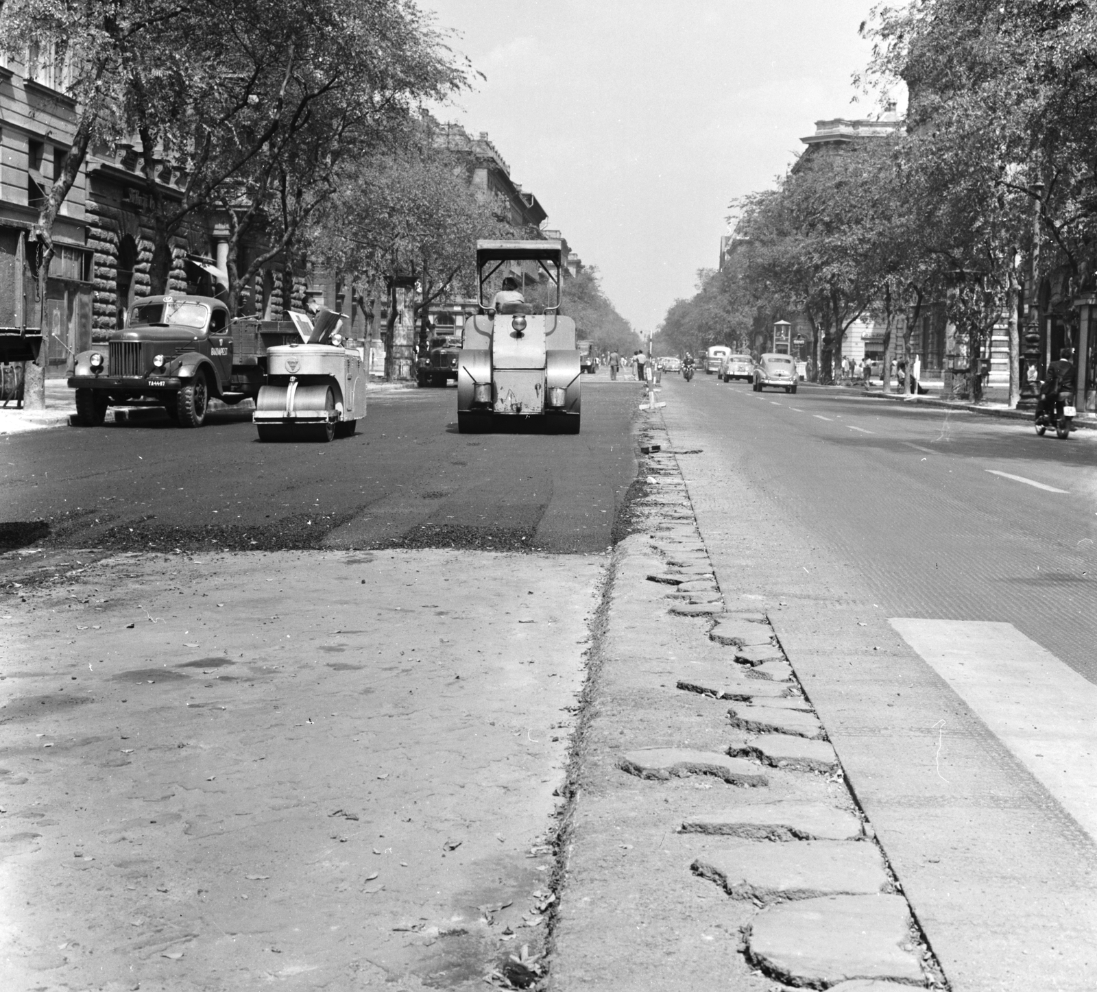 Magyarország, Budapest VI., az Andrássy út (Népköztársaság útja) a Székely Mihály (Kazár) utcánál lévő gyalogátkelőhelytől az Oktogon (November 7. tér) irányába nézve. A felvétel az Andrássy út (Népköztársaság útja) Bajcsy-Zsilinszky út és az Oktogon (November 7. tér) közötti szakaszának 1960. nyarán történt átépítése során készült., 1960, FŐMTERV, Domonkos Endre, Budapest, úthenger, Fortepan #251343