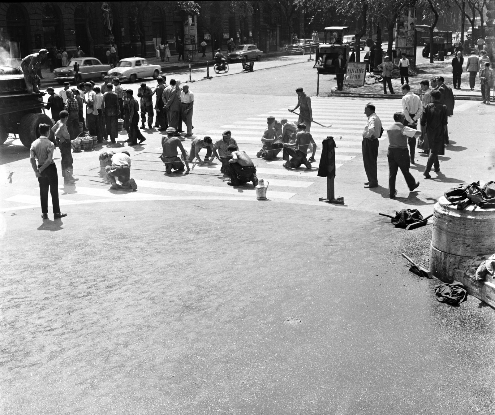 Magyarország, Budapest VI., az Andrássy út (Népköztársaság útja) páros oldala és a Dalszínház utca kereszteződése az Operaház elől nézve. A felvétel az Andrássy út (Népköztársaság útja) Bajcsy-Zsilinszky út és az Oktogon (November 7. tér) közötti szakaszának 1960. nyarán történt átépítése során készült., 1960, FŐMTERV, Domonkos Endre, Budapest, bámészkodás, gyalogátkelő, Fortepan #251345