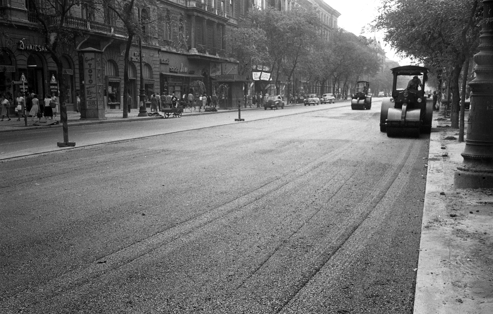 Magyarország, Budapest VI., az Andrássy út (Népköztársaság útja) a Jókai tér felől a Nagymező utca felé nézve. A felvétel az Andrássy út (Népköztársaság útja) Bajcsy-Zsilinszky út és az Oktogon (November 7. tér) közötti szakaszának 1960. nyarán történt átépítése során készült., 1960, FŐMTERV, Domonkos Endre, Budapest, úthenger, utcakép, aszfaltozás, Fortepan #251352