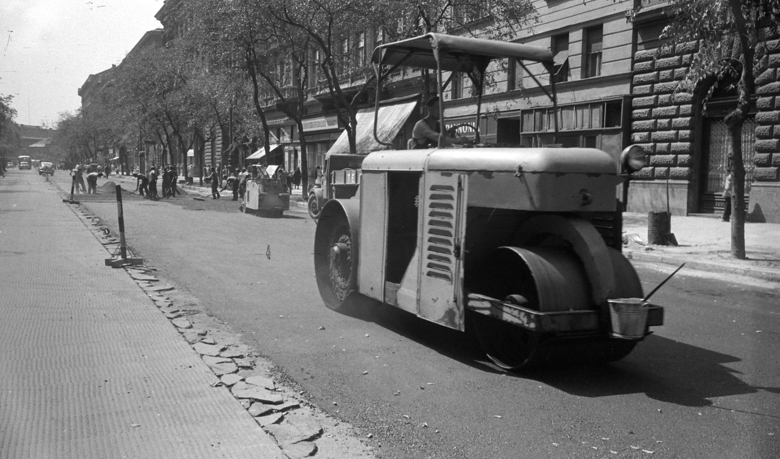 Magyarország, Budapest VI., az Andrássy út (Népköztársaság útja) a Dalszínház utca felől a Bajcsy-Zsilinszky út felé nézve. A felvétel az Andrássy út (Népköztársaság útja) Bajcsy-Zsilinszky út és az Oktogon (November 7. tér) közötti szakaszának 1960. nyarán történt átépítése során készült., 1960, FŐMTERV, Domonkos Endre, Budapest, úthenger, munkagép, aszfaltozás, Fortepan #251354