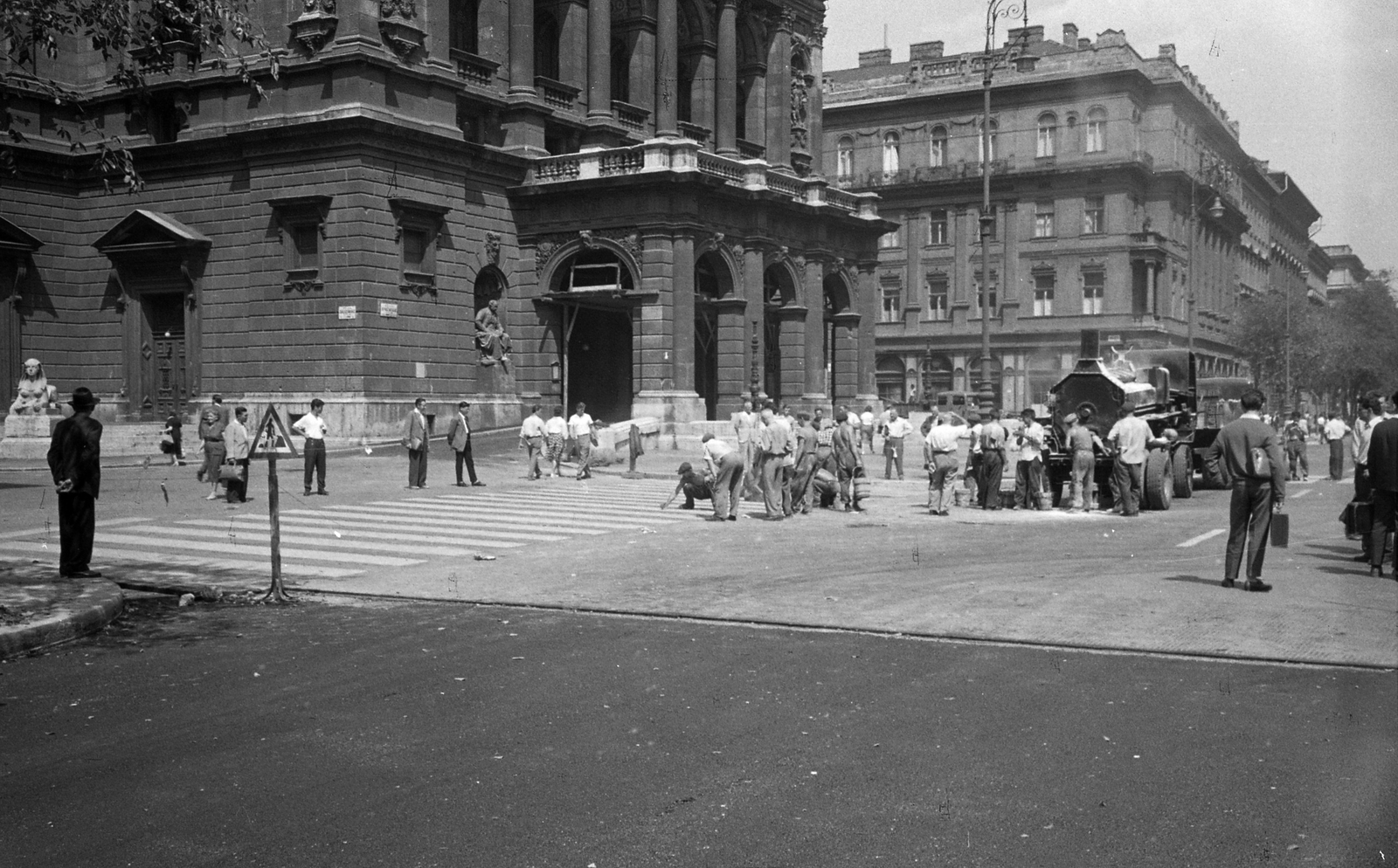 Hungary, Budapest VI., az Andrássy út (Népköztársaság útja) és a Dalszínház utca kereszteződése, szemben az Operaház és a Hajós utca torkolata. A felvétel az Andrássy út (Népköztársaság útja) Bajcsy-Zsilinszky út és az Oktogon (November 7. tér) közötti szakaszának 1960. nyarán történt átépítése során készült., 1960, FŐMTERV, Budapest, Fortepan #251355