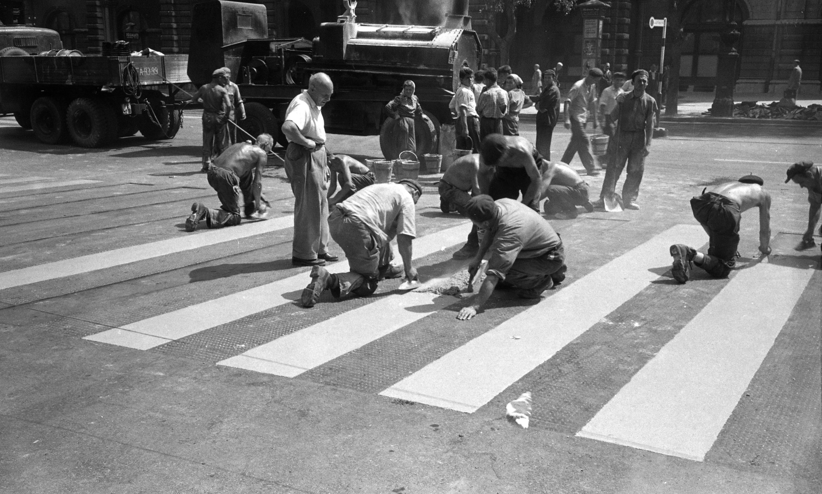 Magyarország, Budapest VI., gyalogátkelő az Andrássy út (Népköztársaság útja) és a Dalszínház utca kereszteződésében szemben a Drechsler-palota. A felvétel az Andrássy út (Népköztársaság útja) Bajcsy-Zsilinszky út és az Oktogon (November 7. tér) közötti szakaszának 1960. nyarán történt átépítése során készült., 1960, FŐMTERV, Domonkos Endre, Budapest, munkás, Fortepan #251356