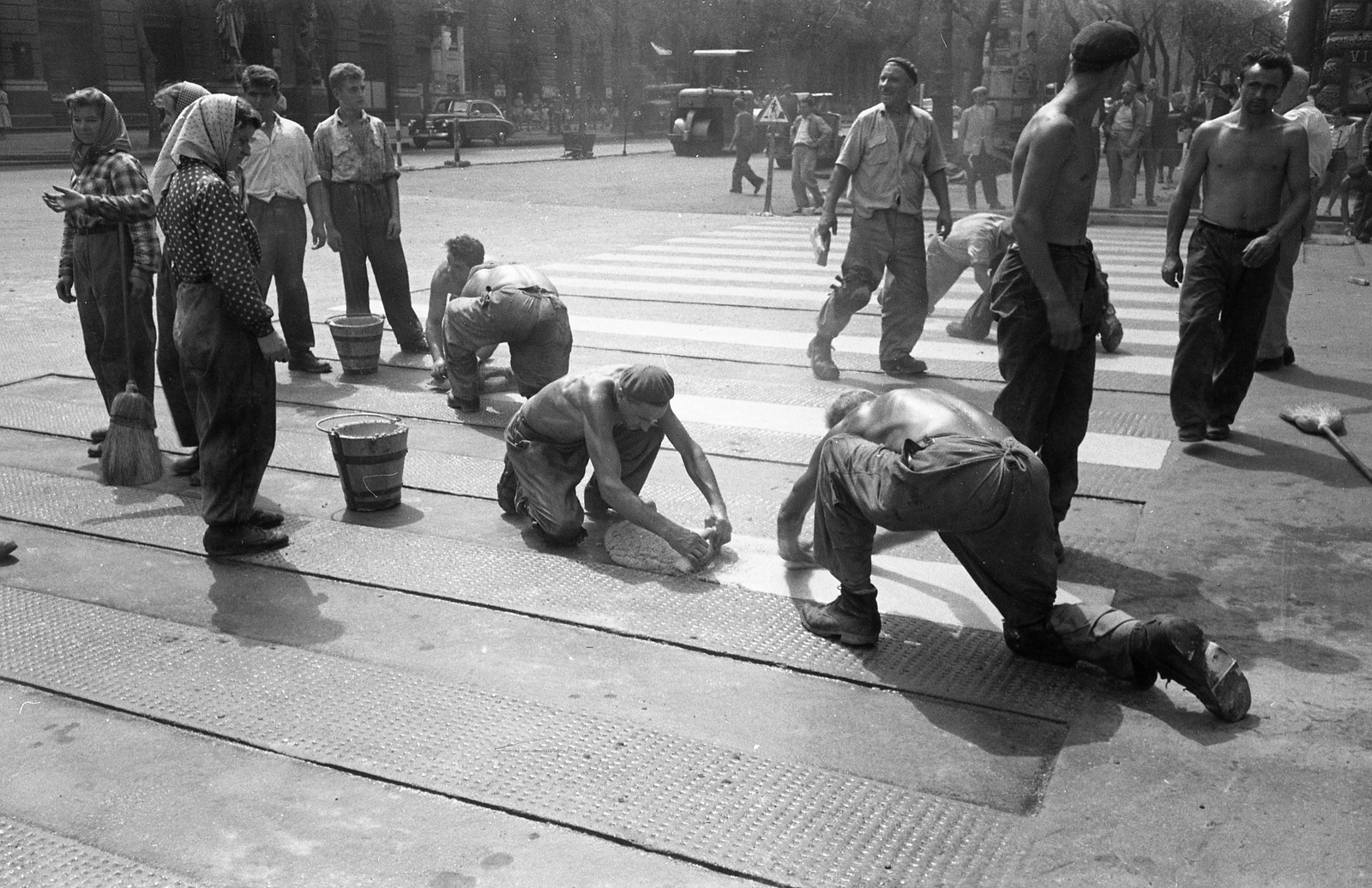 Hungary, Budapest VI., gyalogátkelő az Andrássy út (Népköztársaság útja) páros oldala és a Dalszínház utca kereszteződésében. A felvétel az Andrássy út (Népköztársaság útja) Bajcsy-Zsilinszky út és az Oktogon (November 7. tér) közötti szakaszának 1960. nyarán történt átépítése során készült., 1960, FŐMTERV, Budapest, bucket, working woman, worker, Fortepan #251358