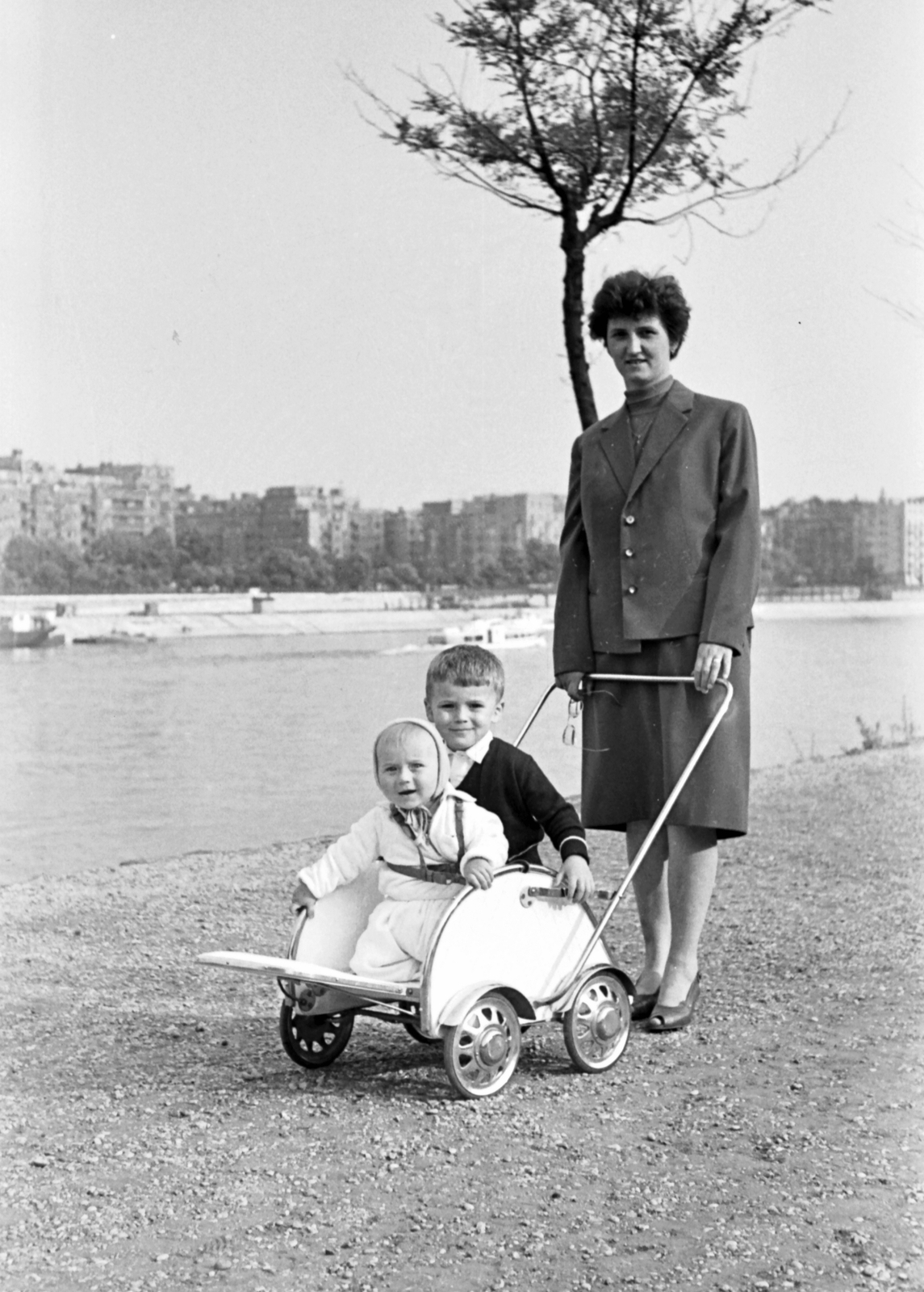 Magyarország, Margitsziget, Budapest, szemben Újlipótváros, Szent István park., 1963, Szánthó Zoltán, babakocsi, gyerekek, anya, Fortepan #25136