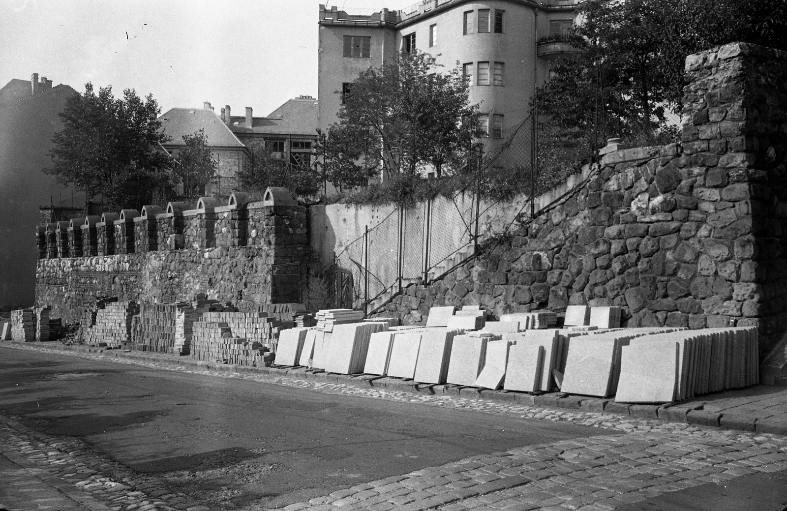 Magyarország, Budapest I., Logodi utca, a Mátray utca 9-es számú ház kertjének átépítés előtti támfala., 1960, FŐMTERV, Domonkos Endre, Budapest, terméskő, Fortepan #251360