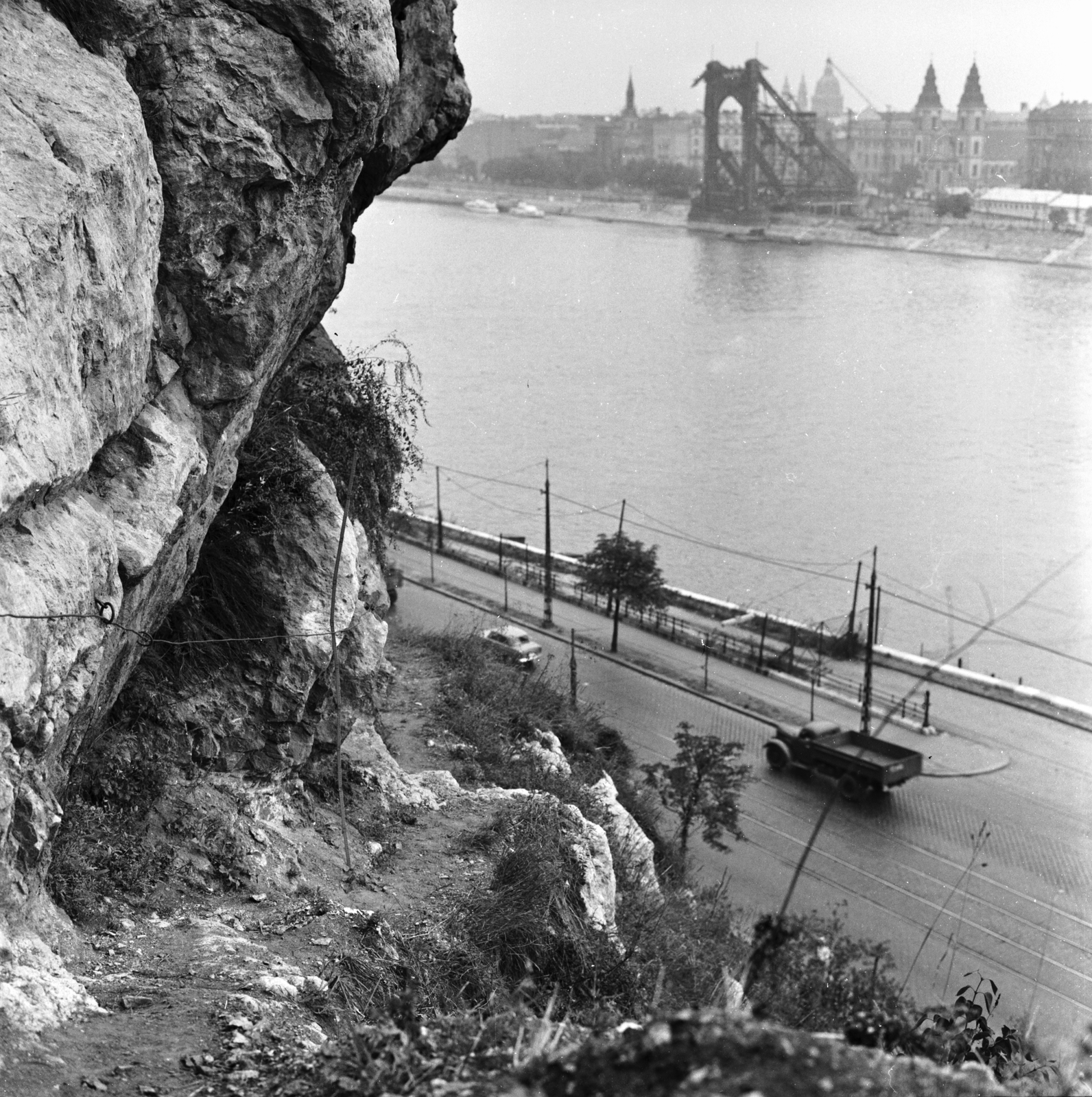 Magyarország, Budapest XI., kilátás a Dunára, a felvétel a Gellért-hegy meglazult szikláinak megerősítésekor készült. A túlparton a lerombolt Erzsébet híd pesti hídfője látható., 1960, FŐMTERV, Domonkos Endre, Budapest, hídroncs, Fortepan #251363