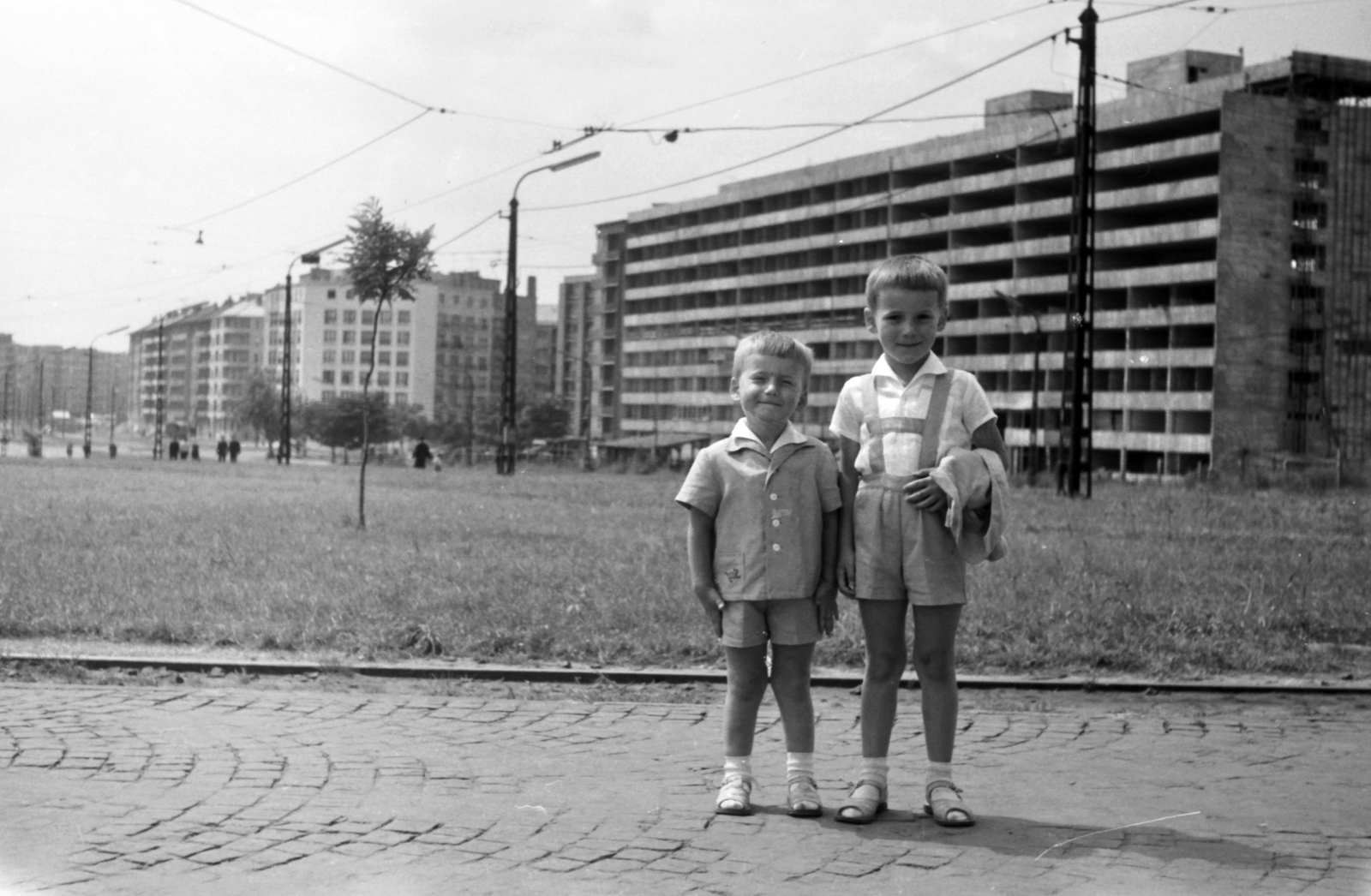 Magyarország, Budapest XI., Irinyi József utca, háttérben az épülő BME kollégium, ettől balra középen a Karinthy Frigyes út torkolata., 1964, Szánthó Zoltán, Budapest, Fortepan #25137