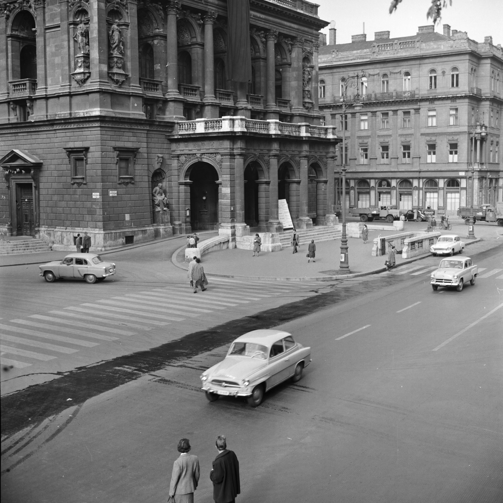 Magyarország, Budapest VI., Andrássy út (Népköztársaság útja), a Magyar Állami Operaház épülete (Ybl Miklós, 1884.)., 1960, FŐMTERV, Domonkos Endre, Wartburg 311/312, Budapest, Fortepan #251375