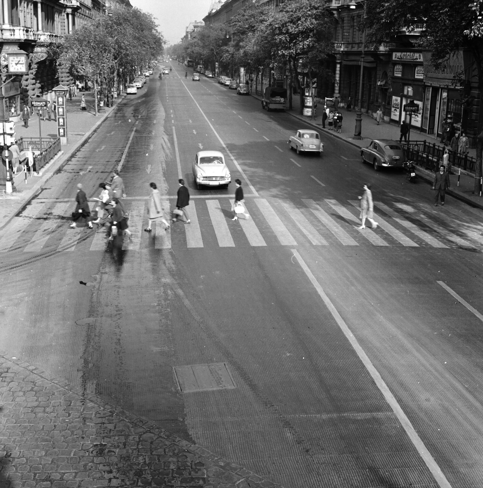Magyarország, Budapest VI., Bajcsy-Zsilinszky út, szemben az Andrássy út (Népköztársaság útja)., 1960, FŐMTERV, Domonkos Endre, Wartburg 311/312, Budapest, utcakép, gyalogátkelő, Fortepan #251376