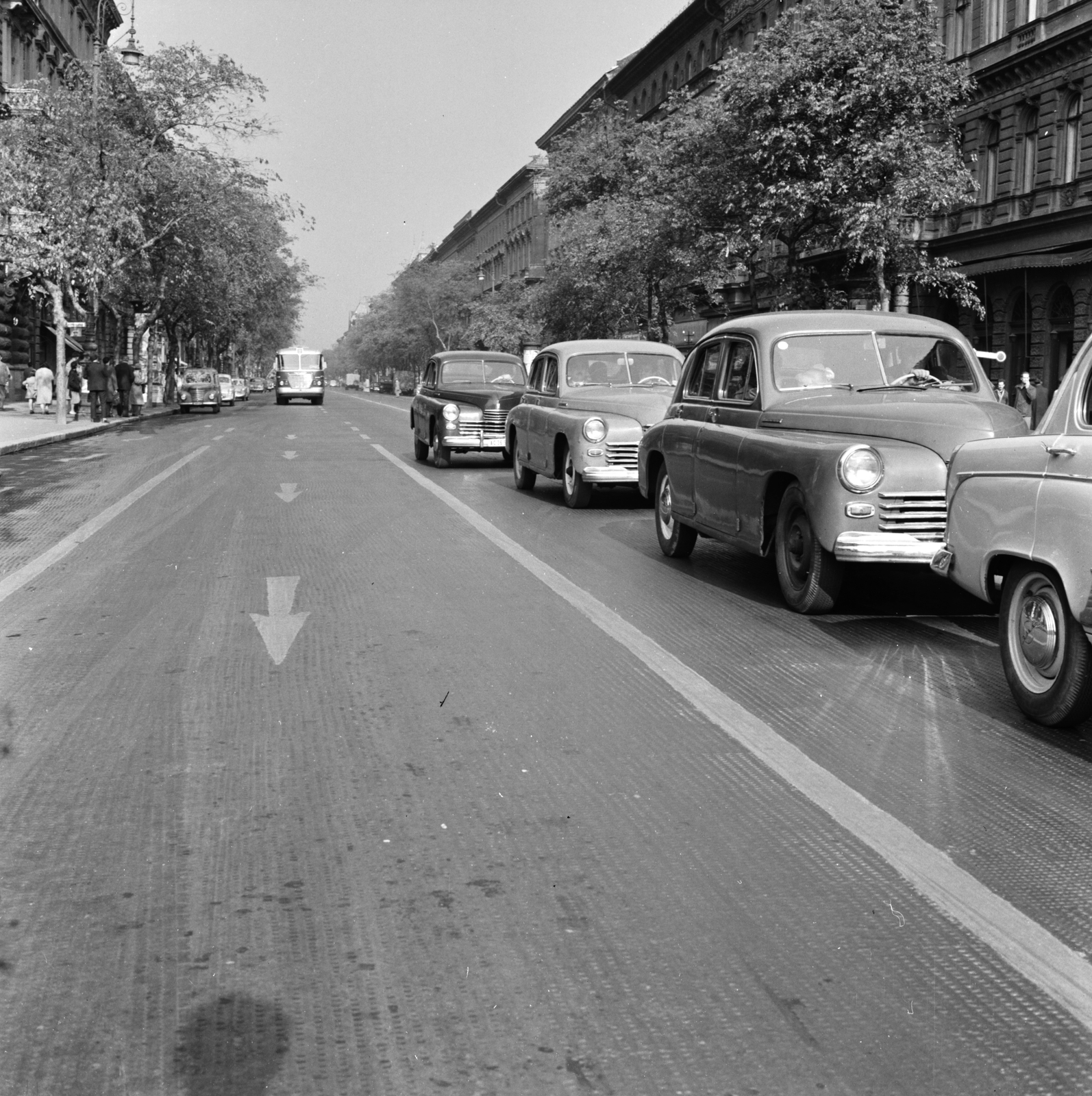 Magyarország, Budapest VI., Andrássy út (Népköztársaság útja) a Bajcsy-Zsilinszky út felől., 1960, FŐMTERV, Domonkos Endre, Budapest, automobil, Fortepan #251380