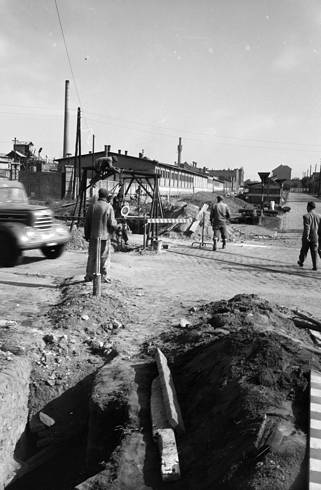 Hungary, Budapest X., a Kőér utca Vaspálya utca - Cserkesz utca - Gergely utca közötti szakasza. Balra a Lampart Vegyipari Gépgyár., 1960, FŐMTERV, Budapest, site constraints, street repair, Fortepan #251384