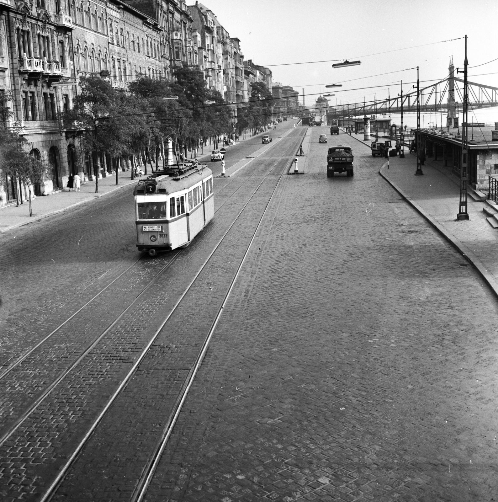 Magyarország, Budapest V., a Belgrád rakpart a MAHART nemzetközi hajóállomásánál, háttérben a Szabadság híd., 1960, FŐMTERV, Domonkos Endre, Budapest, villamos, Fortepan #251386