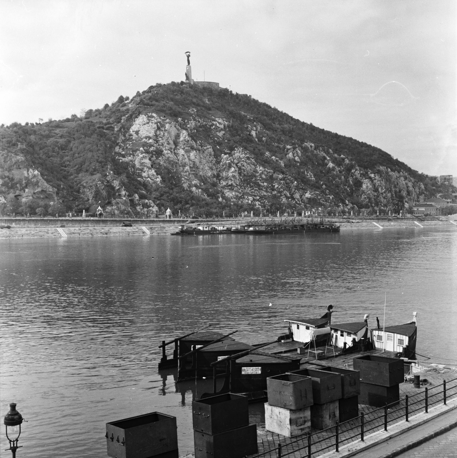 Magyarország, Budapest V.,Budapest XI.,Budapest I., pesti alsó rakpart a Szabadság híd pesti hídfőjénél, szemben a Gellért-hegy. Előtérben haltároló bárkák a Dunán., 1960, FŐMTERV, Domonkos Endre, Budapest, látkép, láda, Fortepan #251393