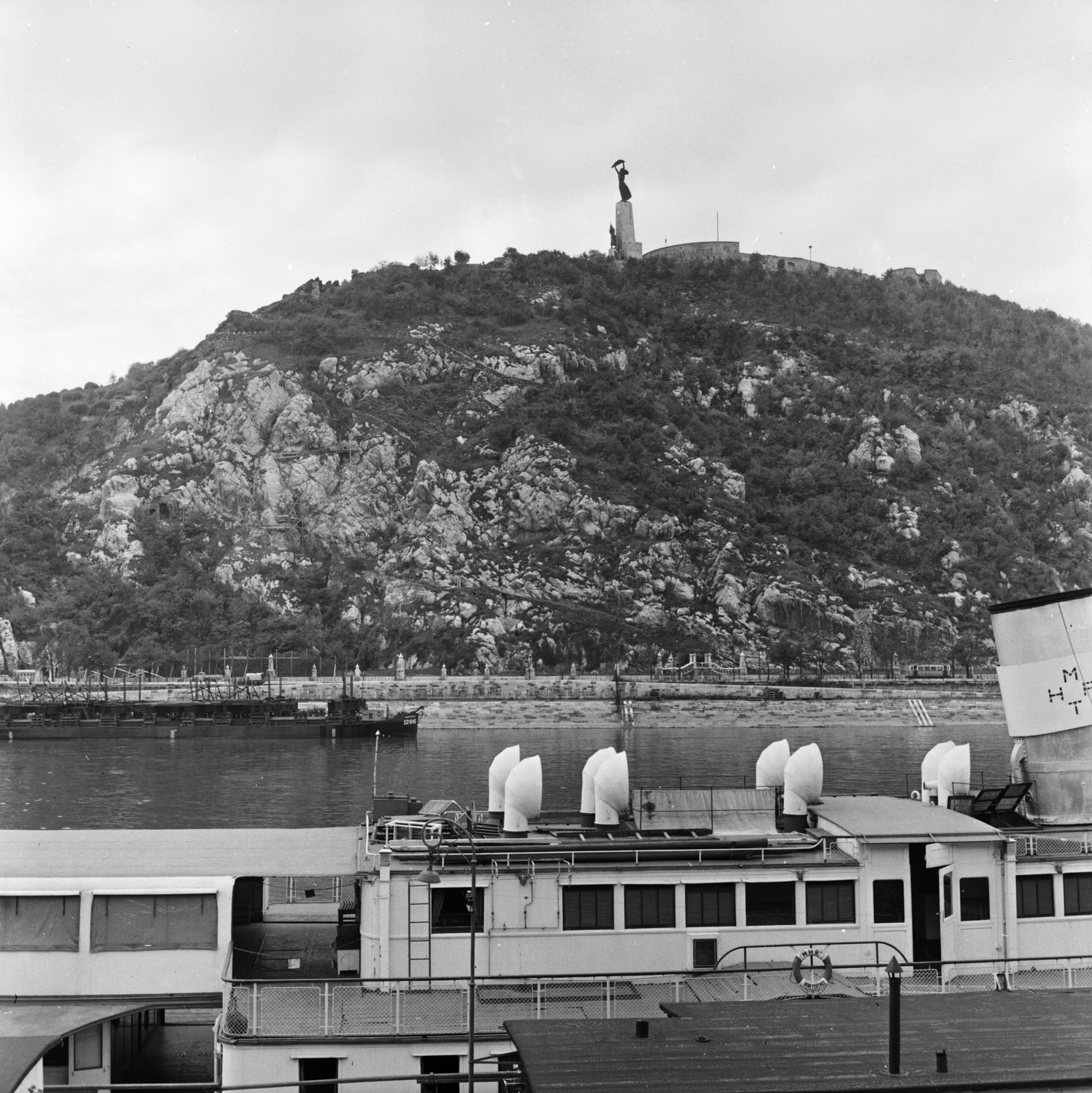 Hungary, Budapest V.,Budapest XI.,Budapest I., Belgrád rakpart, a MAHART nemzetközi hajóállomása, háttérben a Gellért-hegy., 1960, FŐMTERV, Budapest, Soviet memorial, hillside, Fortepan #251394