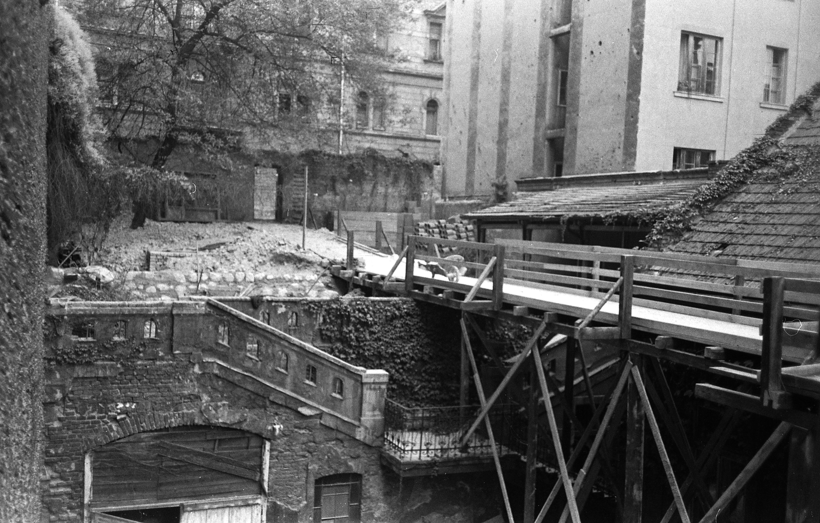 Magyarország, Budapest I., a felvétel az Attila út 89. (Attila utca 49.) számú ház emeleti részének visszabontásakor készült. Háttérben a Logodi utca 25. számú ház., 1960, FŐMTERV, Domonkos Endre, Budapest, ácsolat, Fortepan #251396