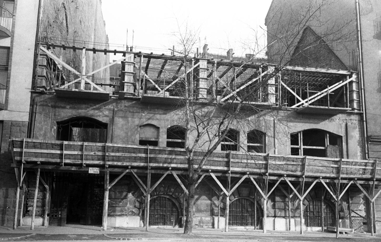 Magyarország, Budapest I., a felvétel az Attila út 89. (Attila utca 49.) számú ház átépítésekor készült., 1960, FŐMTERV, Domonkos Endre, Budapest, állvány, Fortepan #251409